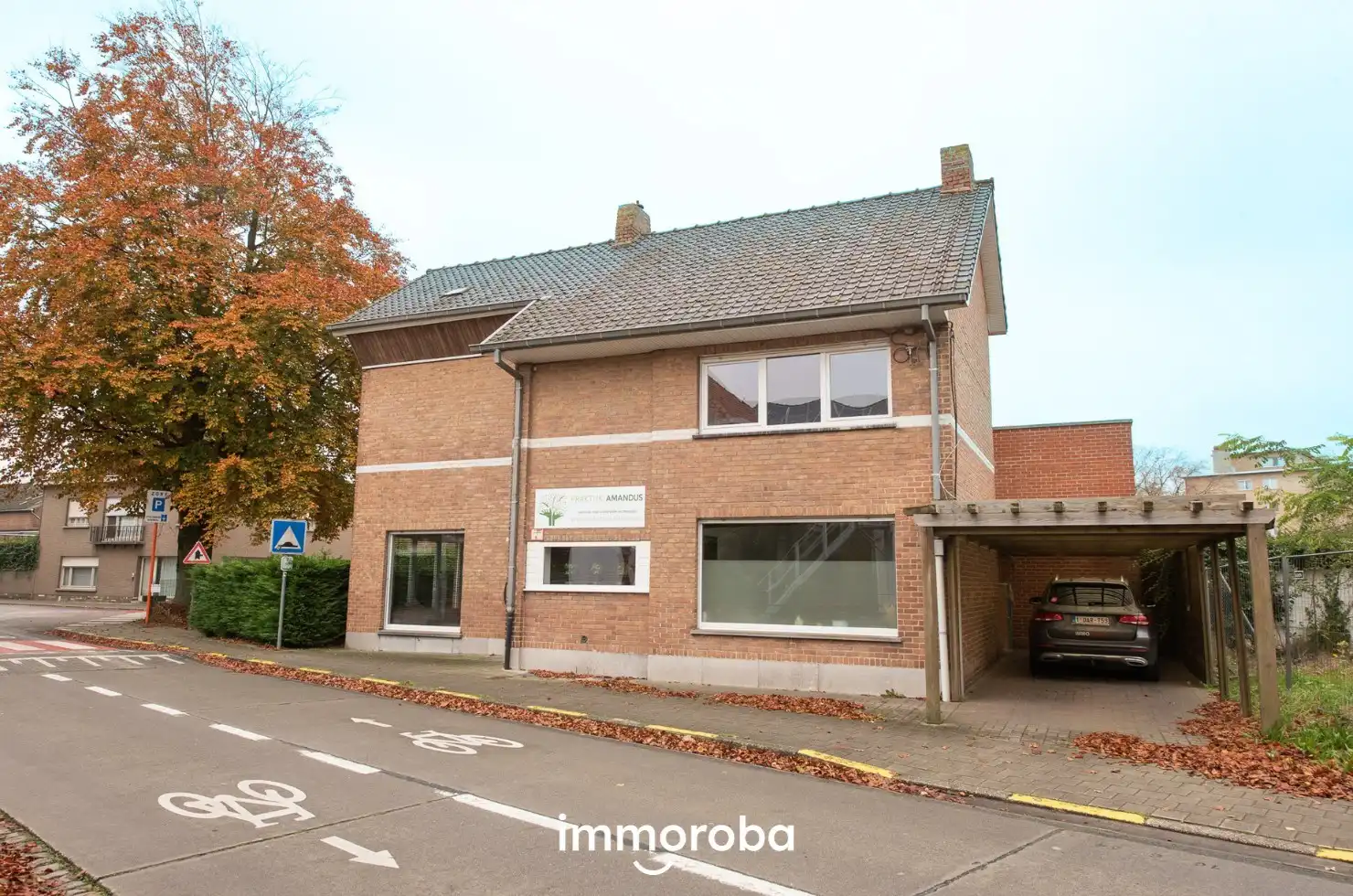 Ruime  en goed onderhouden woning met 3 slaapkamers op centrale ligging te Deerlijk. foto {{pictureIndex}}