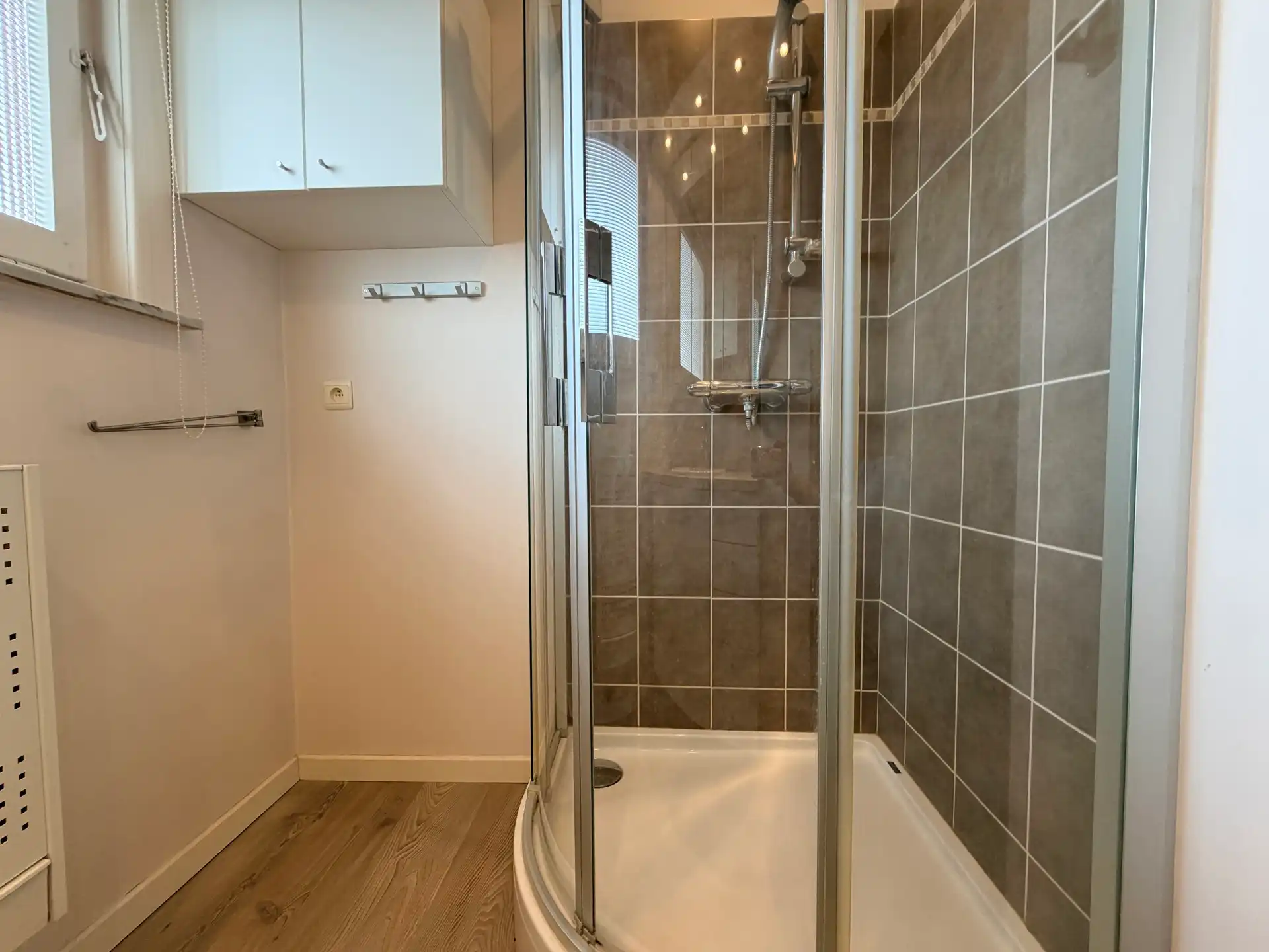 Instapklaar 2-slaapkamerappartement met grote GARAGE foto 9
