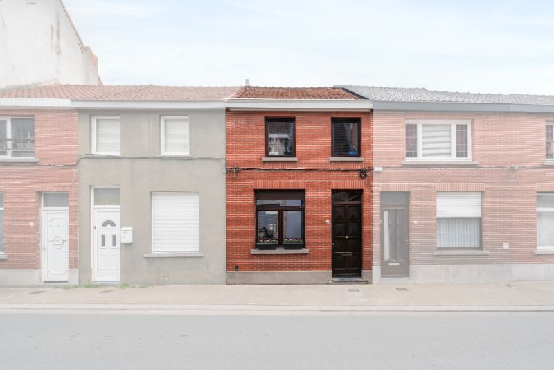 Woning aan de stadsrand foto {{pictureIndex}}