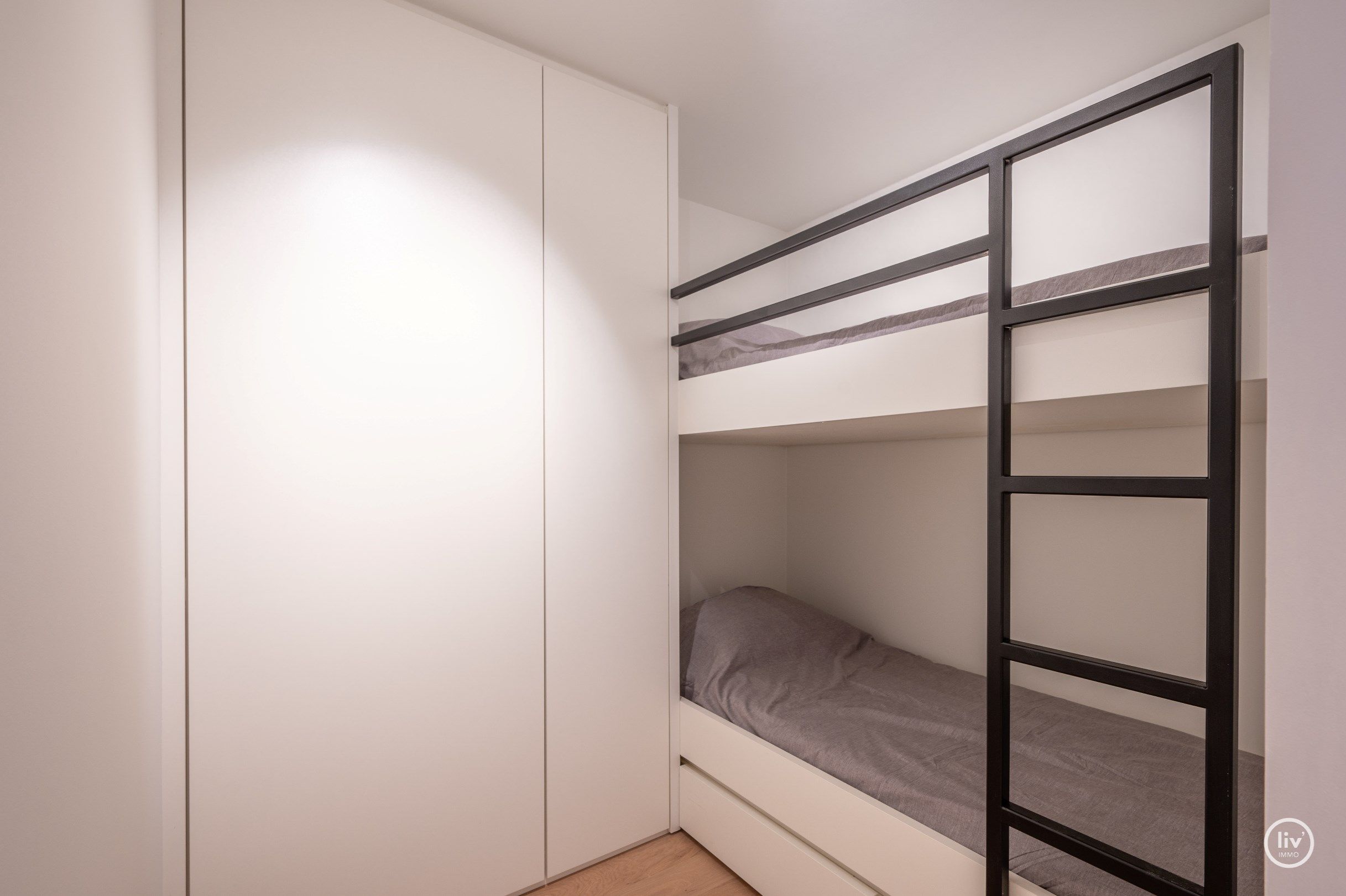 Prachtig en stijl gerenoveerd 3-slaapkamer appartement dat gelegen is naast de Lippenslaan, vlakbij de Zeedijk en alle commerciële voorzieningen in het centrum  foto 8