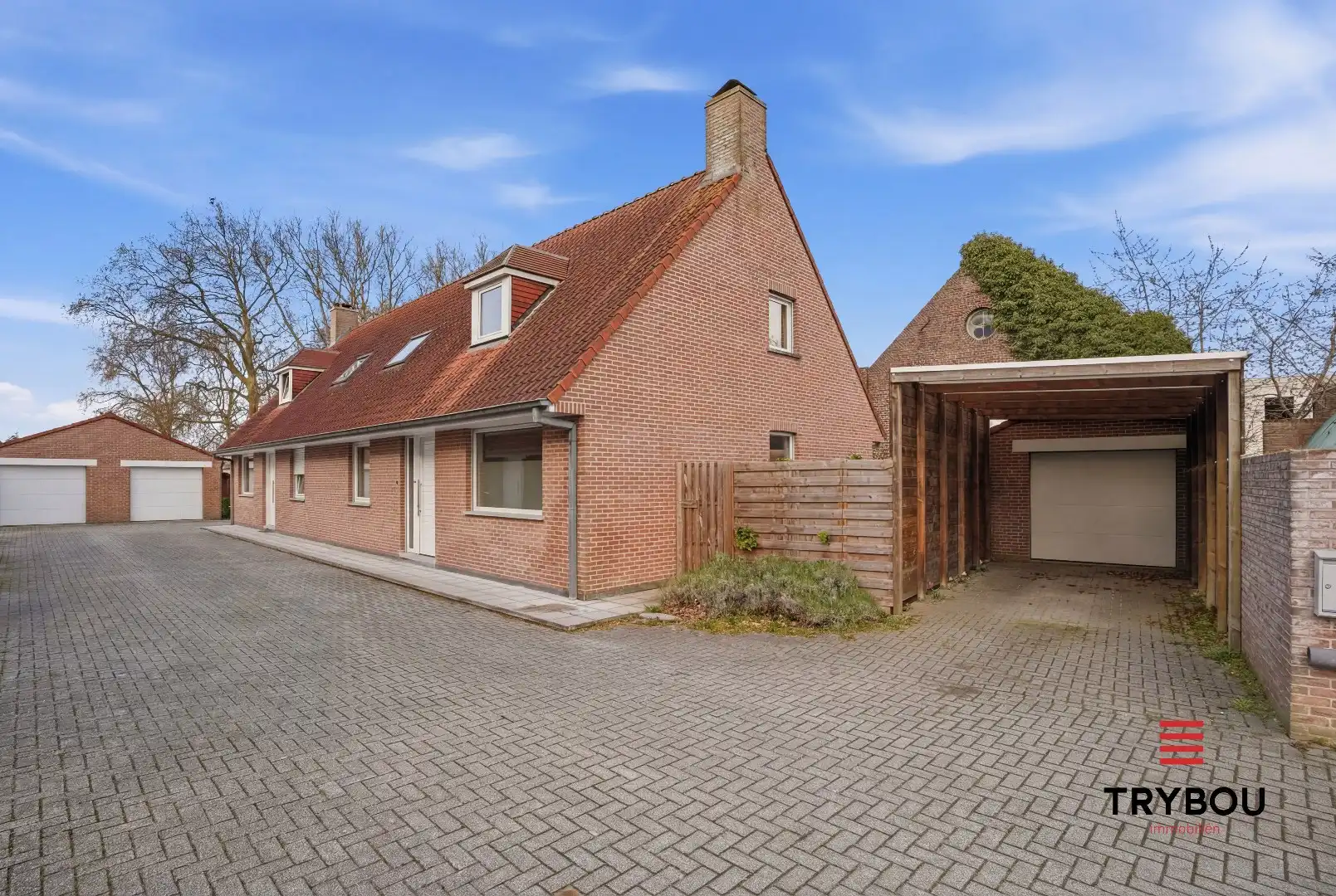 Halfopen bebouwing met 4 slaapkamers in Poelkapelle!  foto {{pictureIndex}}