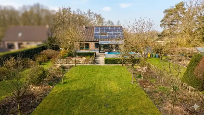 Ruime villa van 302m² op 36 are met zwembad en volledige onderkeldering foto 35