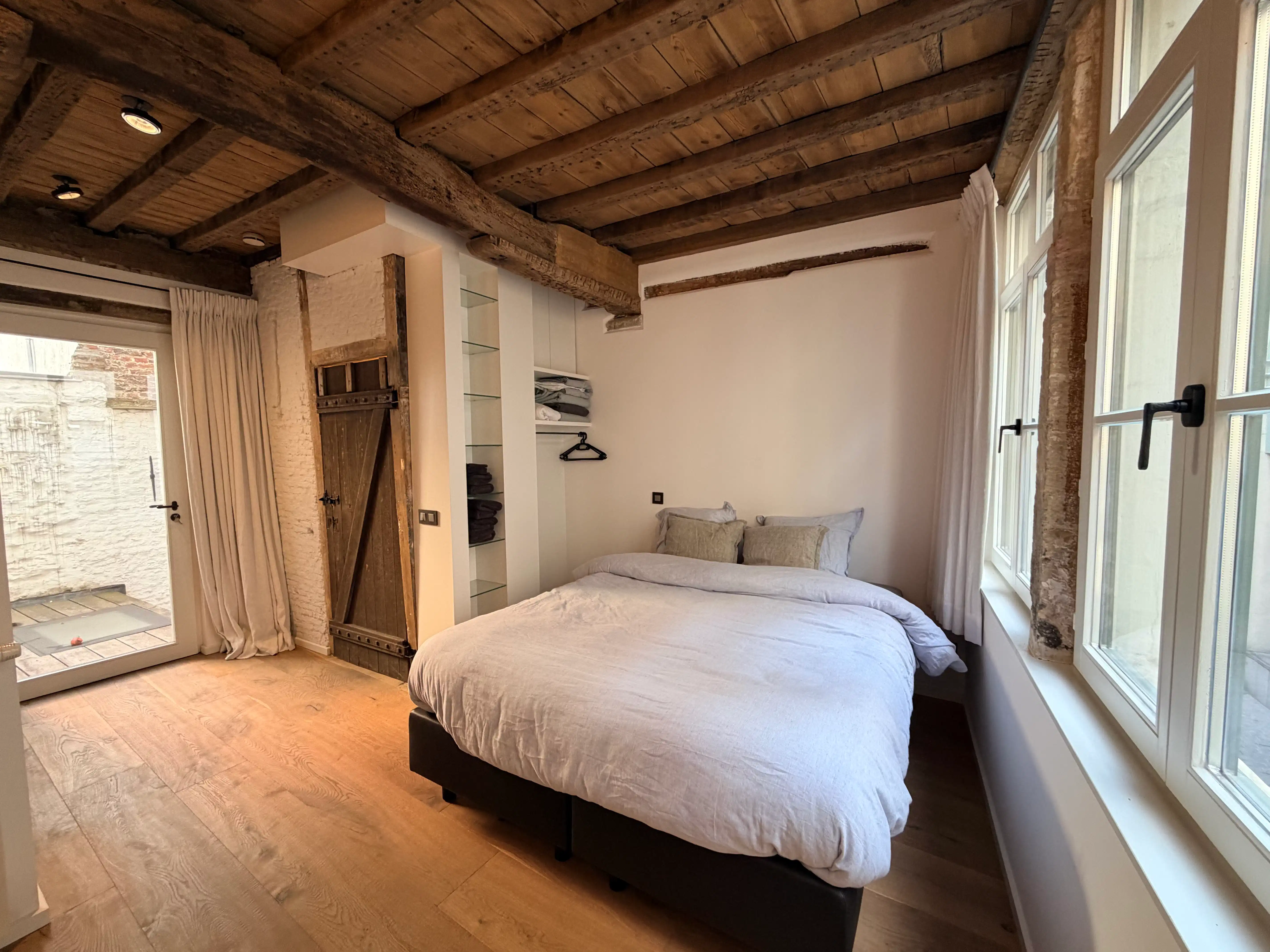 --- NIEUW --- Ideale cohousing woning: high-end gerenoveerde 2-slaapkamerwoning met elk een eigen douche in centrum Gent! foto 8