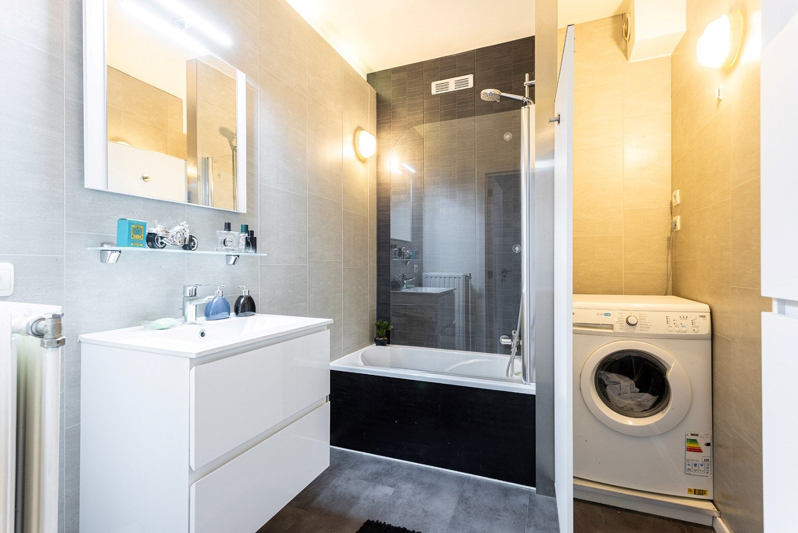 Gerenoveerd 2-slaapkamer appartement met garagebox en oprit! foto 3