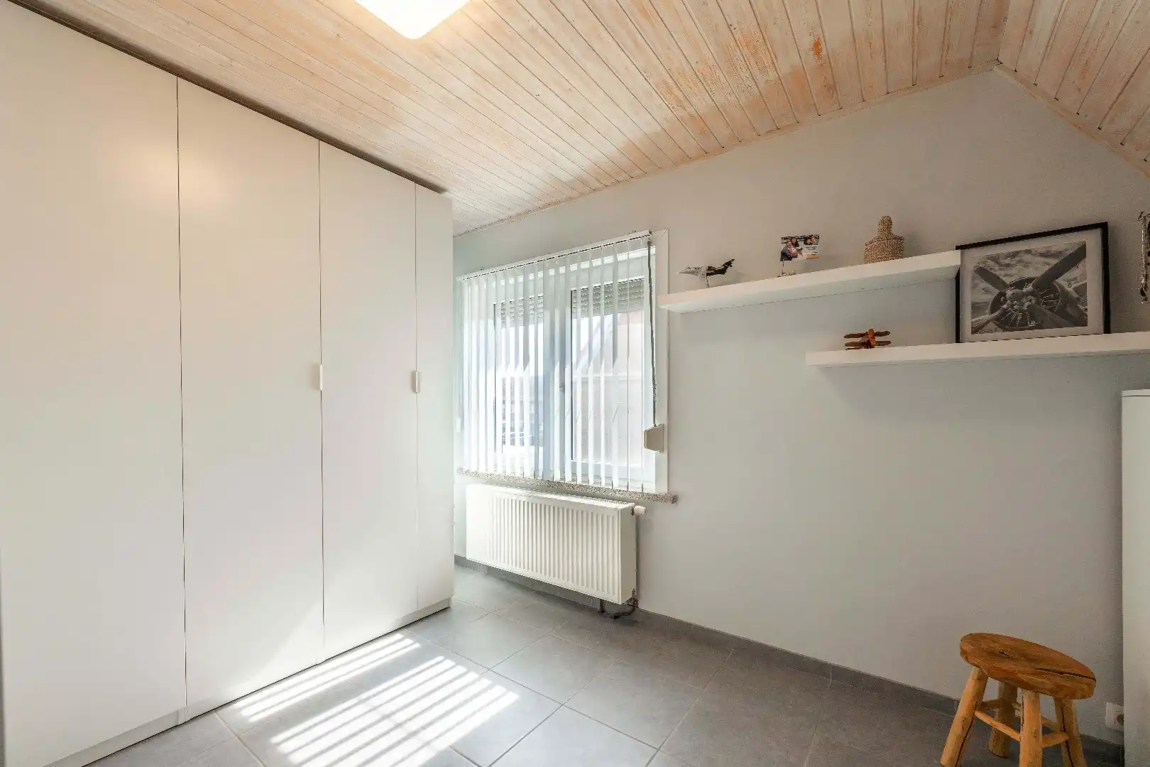 VERRASSEND RUIME, INSTAPKLARE WONING MET 2 GARAGES TE PITTEM foto 18