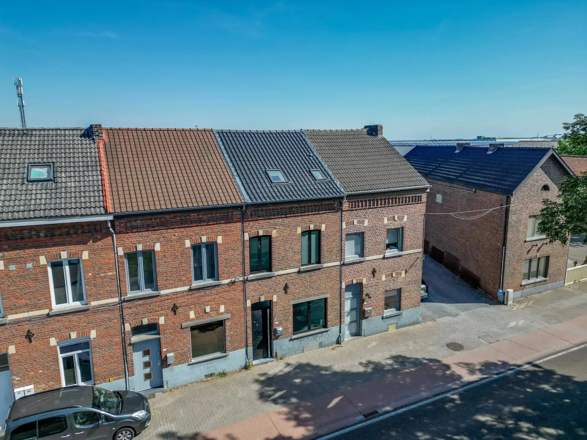 Ruime, volledig gerenoveerde woning aan de stadsrand foto 4