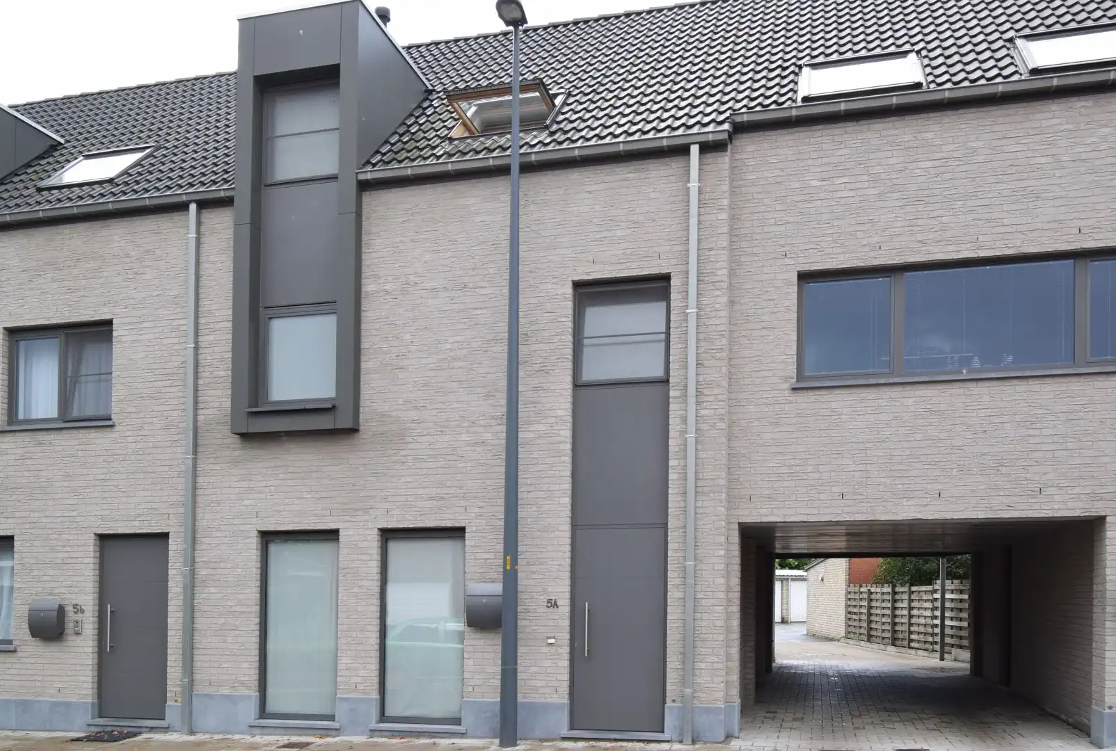 RECENTE RIJWONING MET GARAGE VOORZIEN VAN  ALLE COMFORT foto {{pictureIndex}}