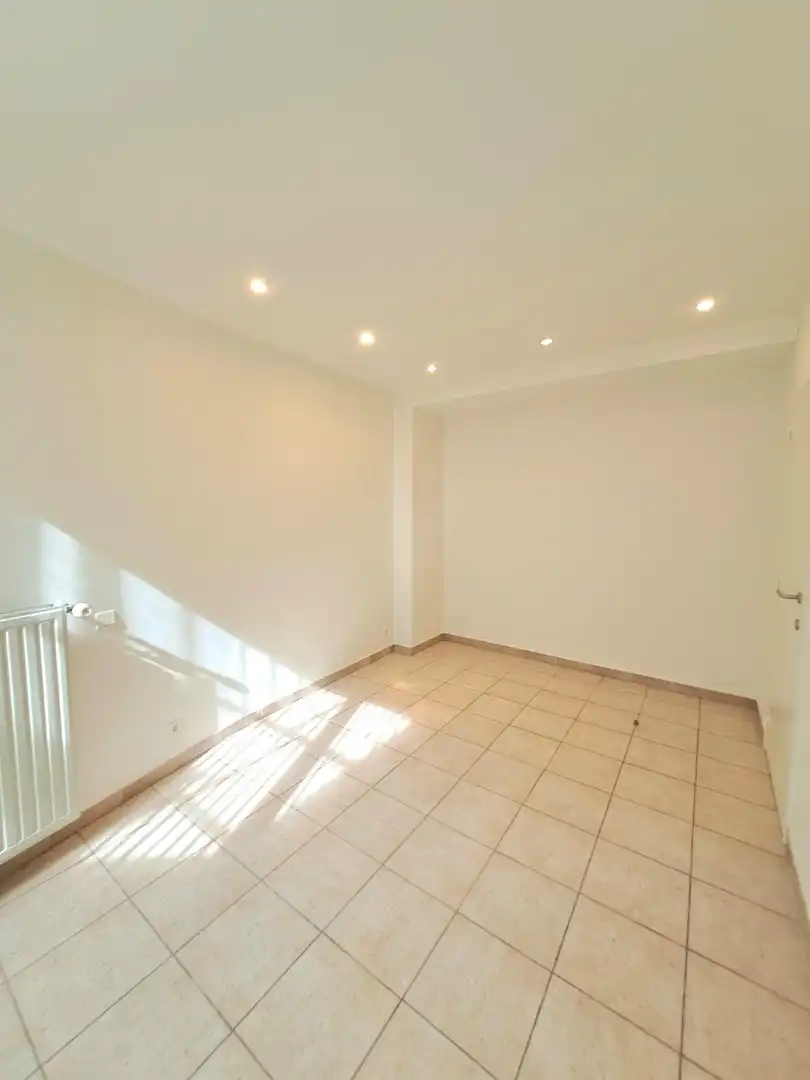 Lichtrijk gelijkvoers appartement met tuin en 2 slaapkamers en garage foto 18