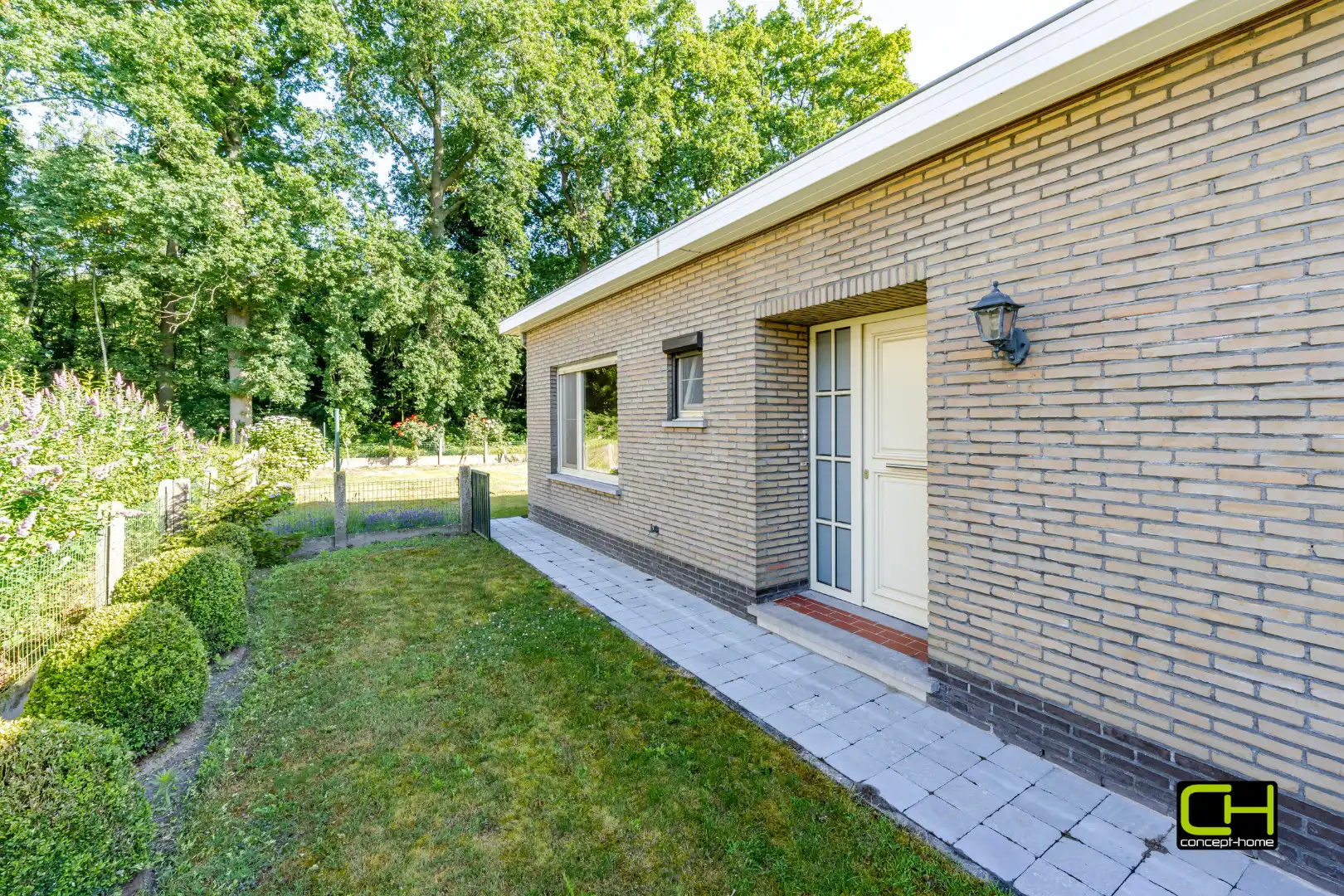 Knusse bungalow op een mooi perceel grond, rustig gelegen met zicht op groen. foto 4