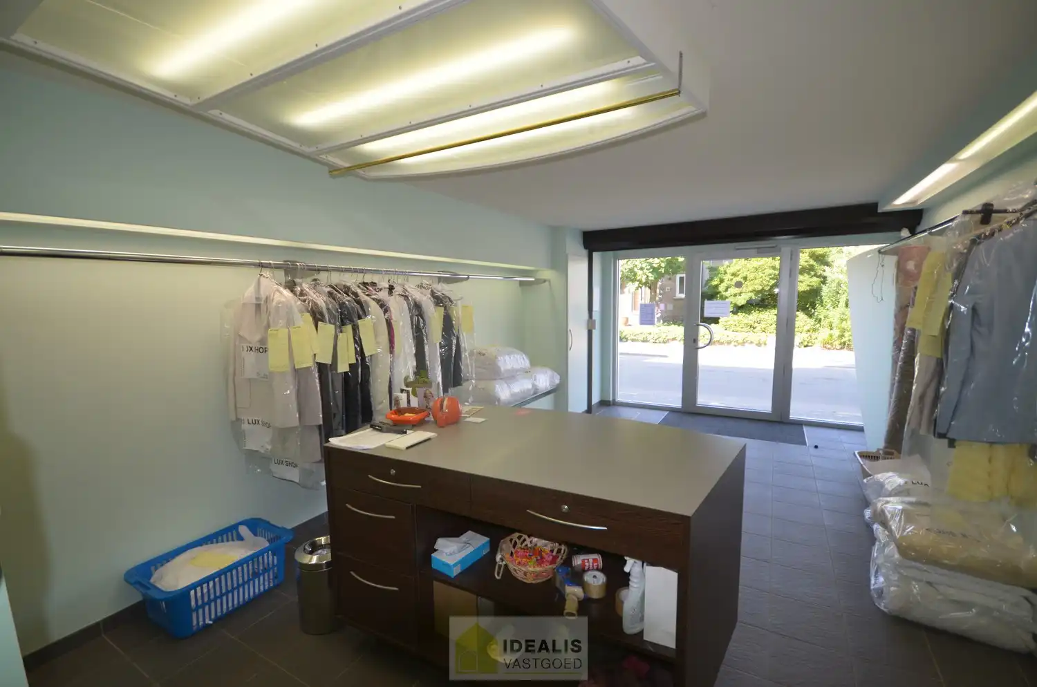 IDEALIS VASTGOED - Handelspand van +-185m² op een gunstige commerciële locatie, de Peltanusstraat te Pelt (Overpelt) met ruim voldoende parkeergelegenheid in de omgeving. foto 3