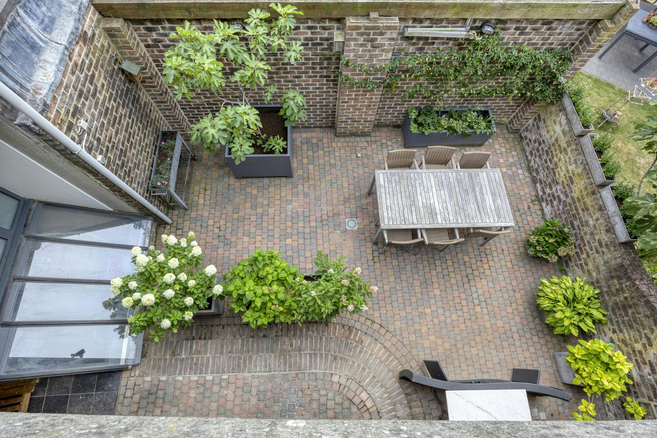 Stijlvolle stadswoning met handelspand te koop in hartje Maaseik foto 6