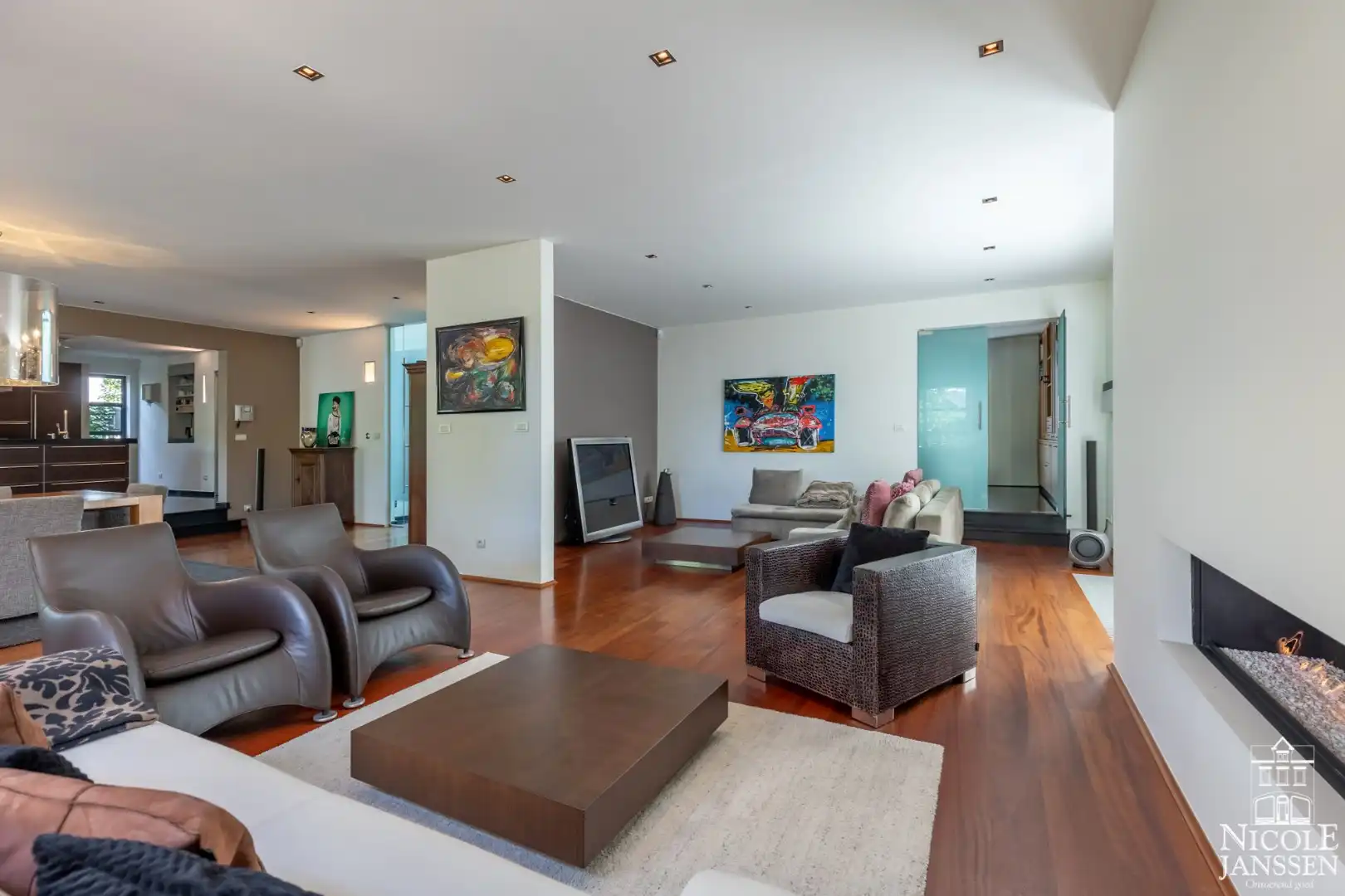 Luxueus ingerichte villa met vier slaapkamers en verzorgde tuin foto 7