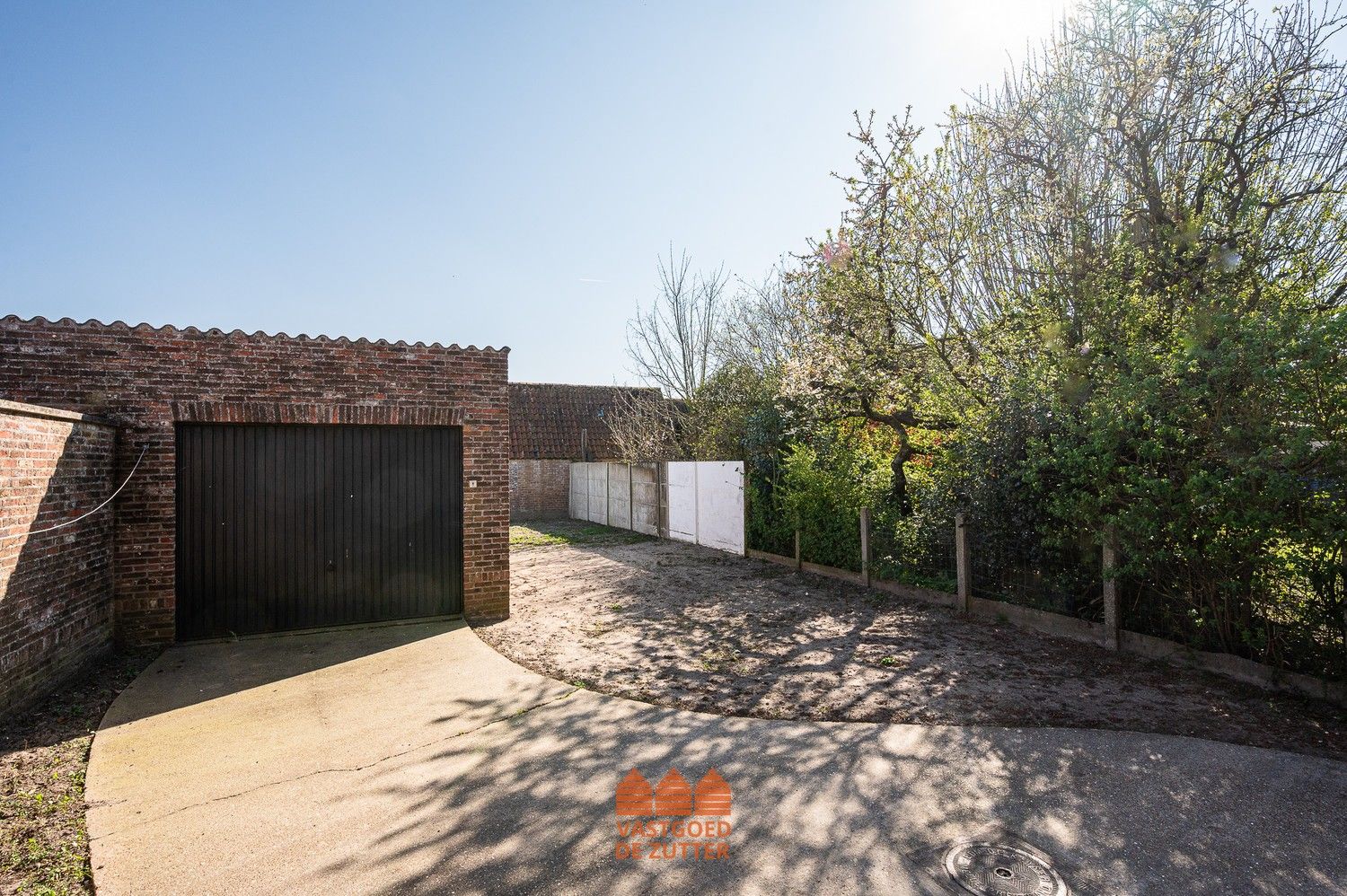 Halfopen bebouwing met tuin en garage in rustige doodlopende straat foto 23