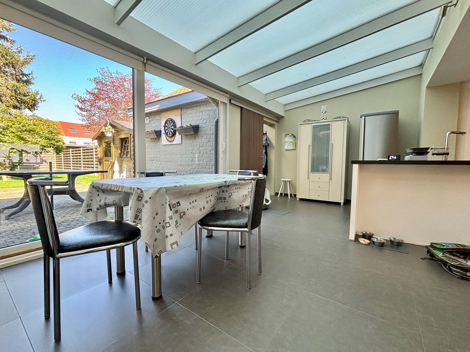 Grote halfopen woonst met garage  foto 2