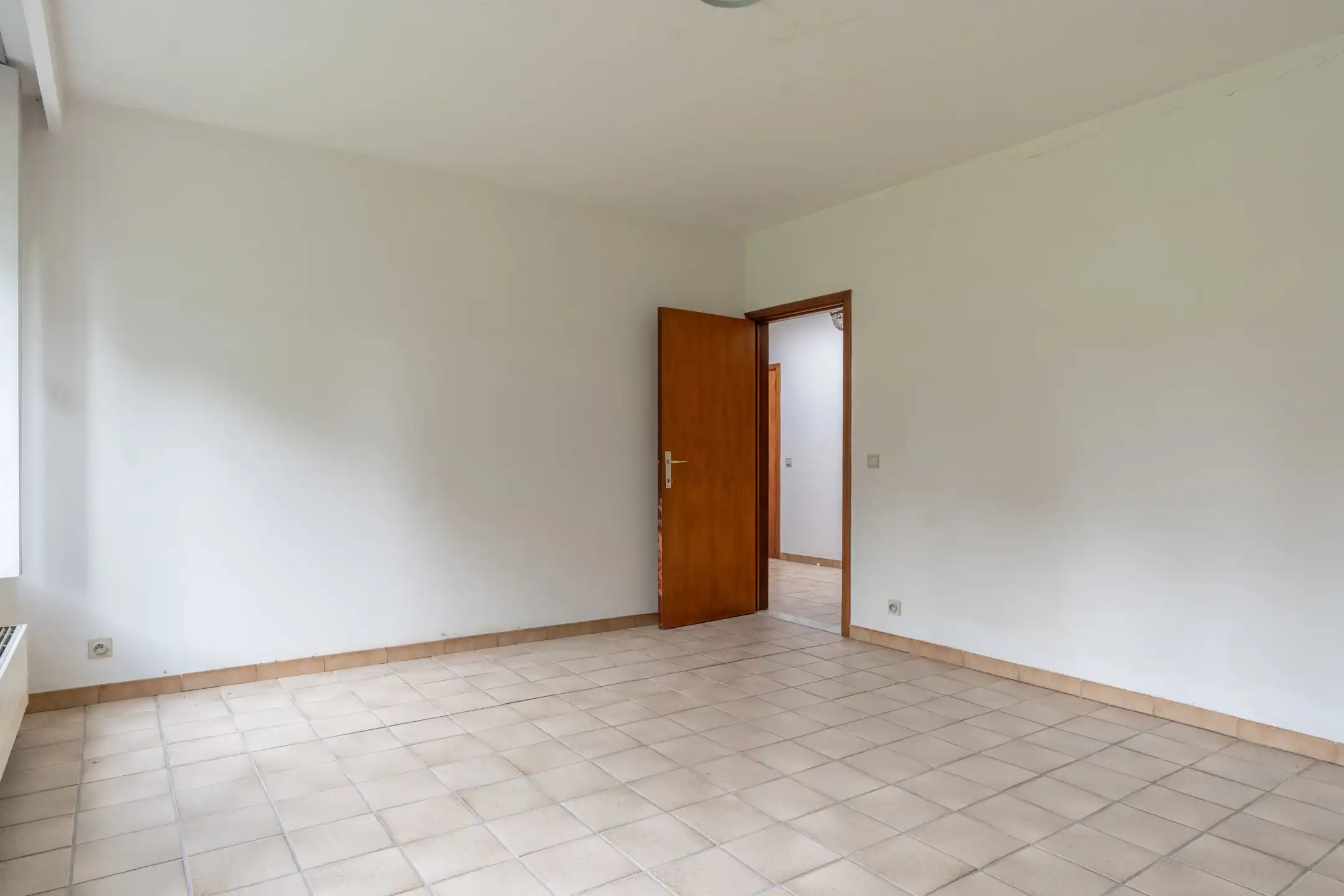 Ruime laagbouw met 3-4 slpk én praktijk en grote garage foto 25