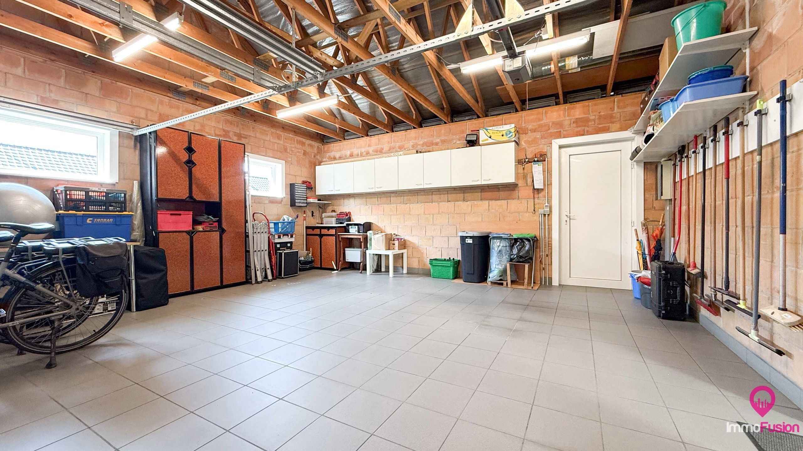 Ruime gezinswoning met 3 slpks, dubbele garage en grote tuin! foto 24