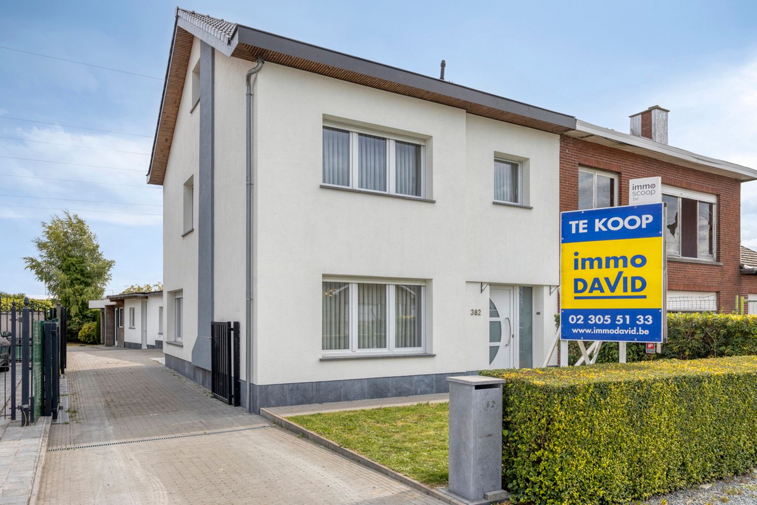 Ruime en gerenoveerde 3-gevelwoning met 4 slaapkamers foto {{pictureIndex}}
