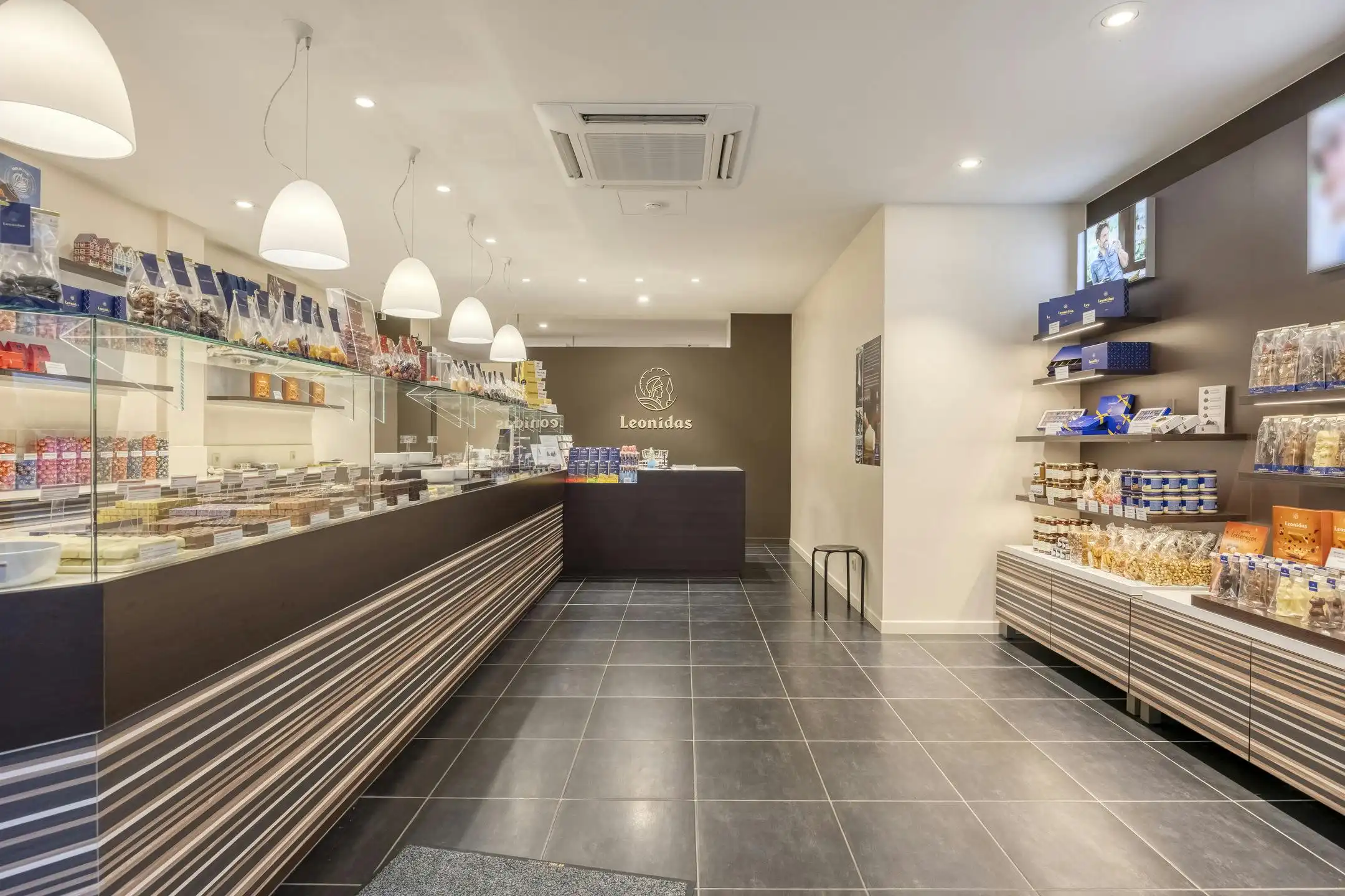 Opbrengsteigendom te koop in centrum van Eeklo foto 3