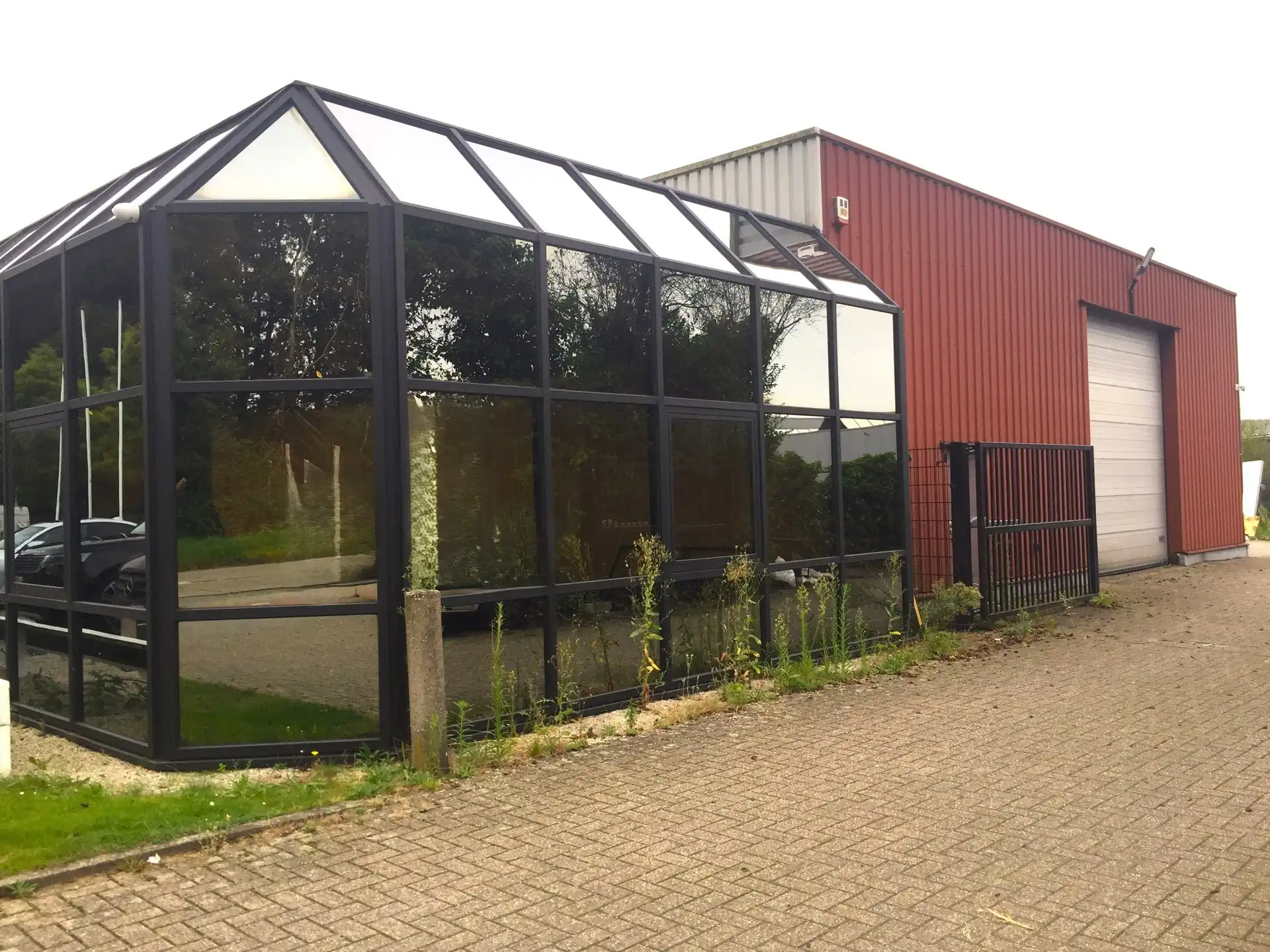 Magazijn met gelijkvloers kantoor foto {{pictureIndex}}