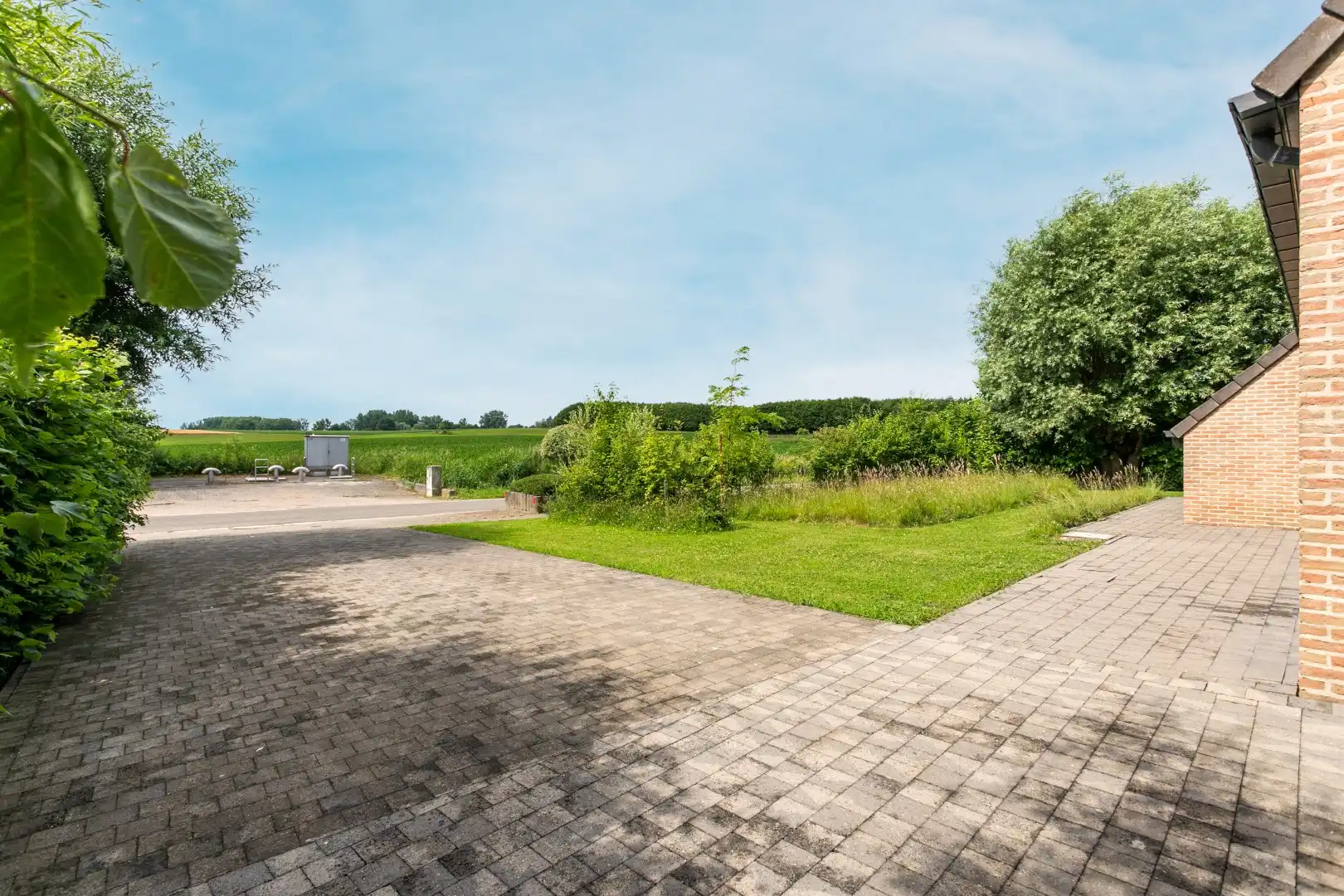 Ruime woning gelegen in een groene omgeving foto 3