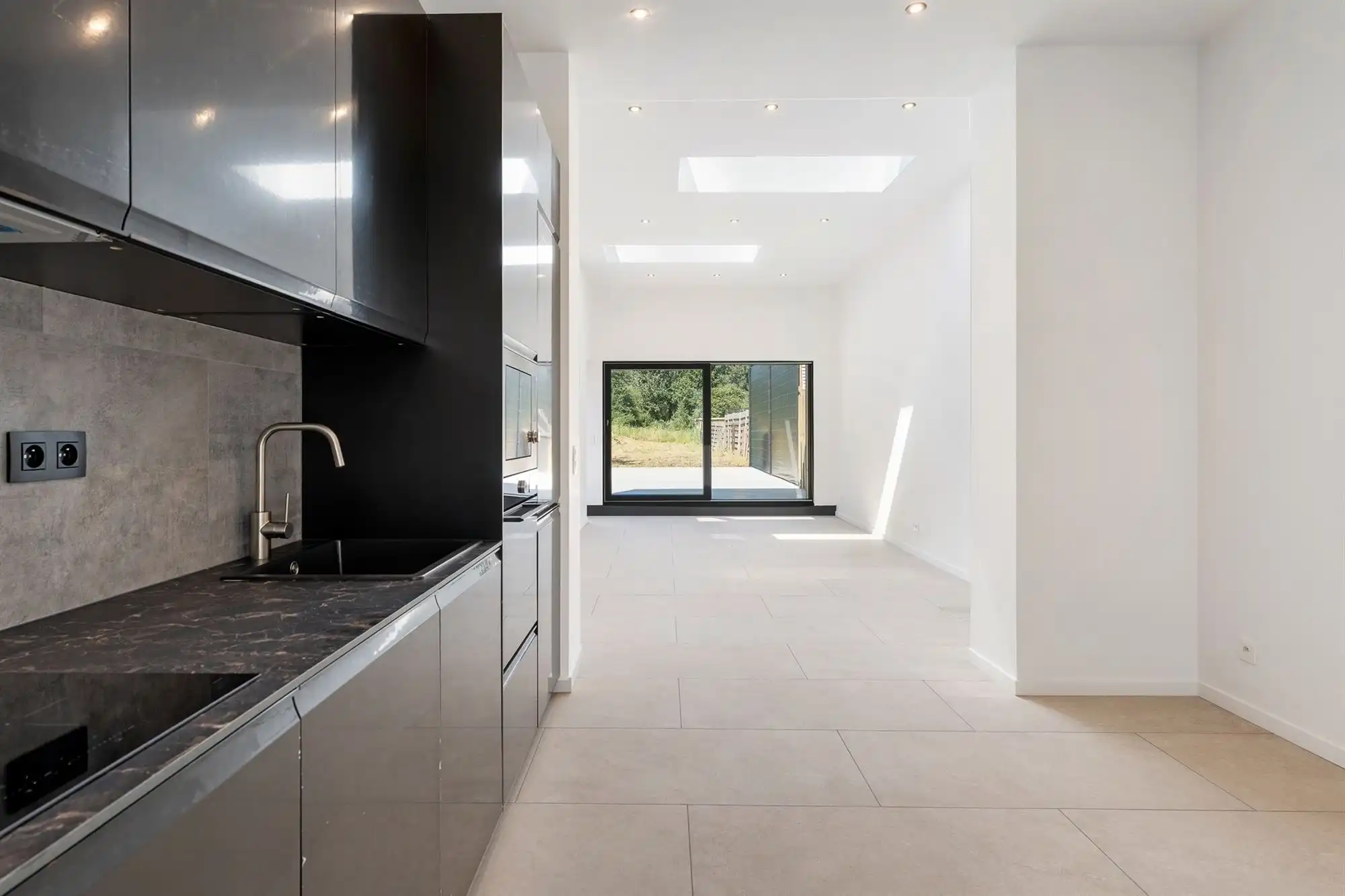 Gerenoveerde woning met oprit en zeer grote tuin foto 4
