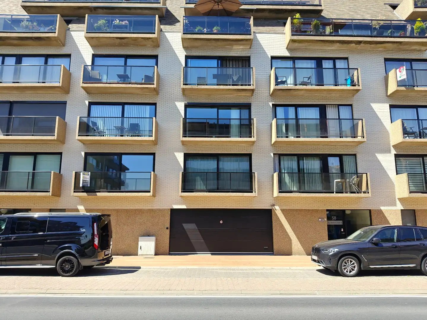 Zeer brede en centraal gelegen garage te koop – Residentie Boei foto {{pictureIndex}}