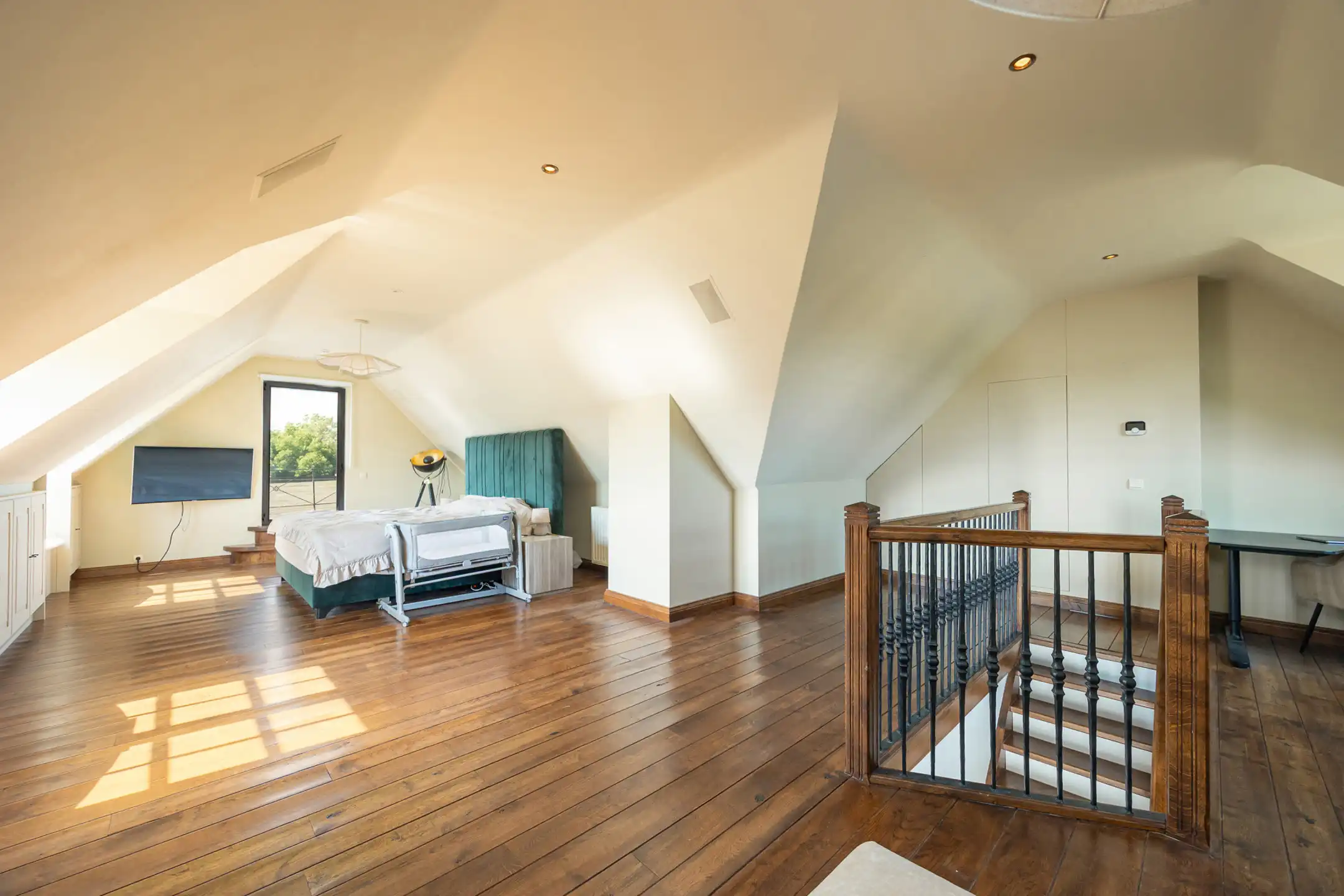 Magazijn met showroom, kantoren en prachtige woning te koop foto 19