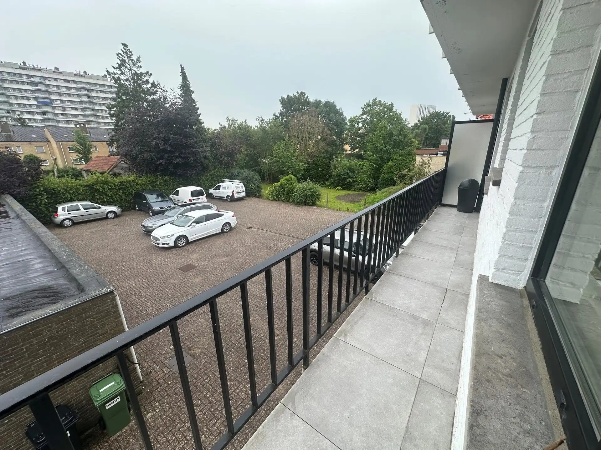 Strategisch gelegen en gerenoveerd tweeslaapkamerappartement met garage foto 7