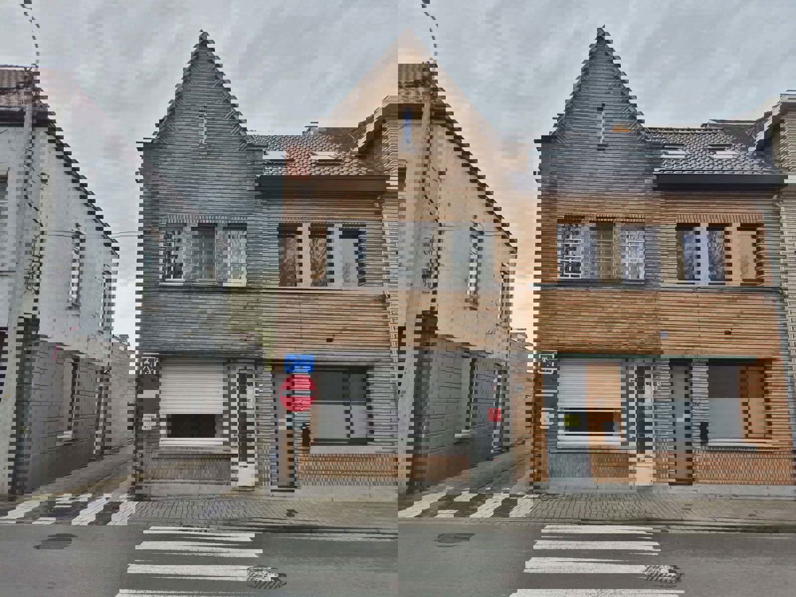 Halfopen bebouwing met 2 slaapkamers en tuin nabij centrum  foto {{pictureIndex}}