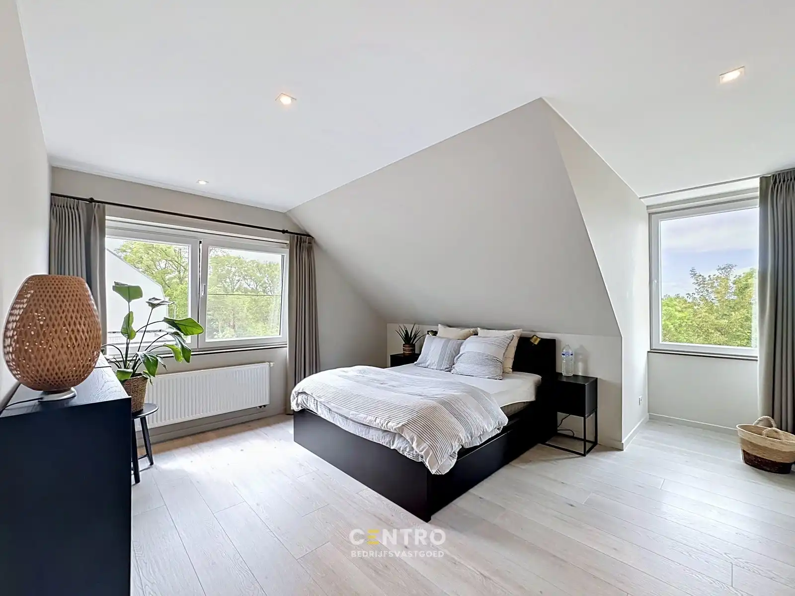 Strategisch gelegen BEDRIJFSPAND met magazijn, kantoren, verhuurd appartement & perceel bouwgrond (villa-bouw) nabij autosnelwegen te 8000 Brugge foto 12