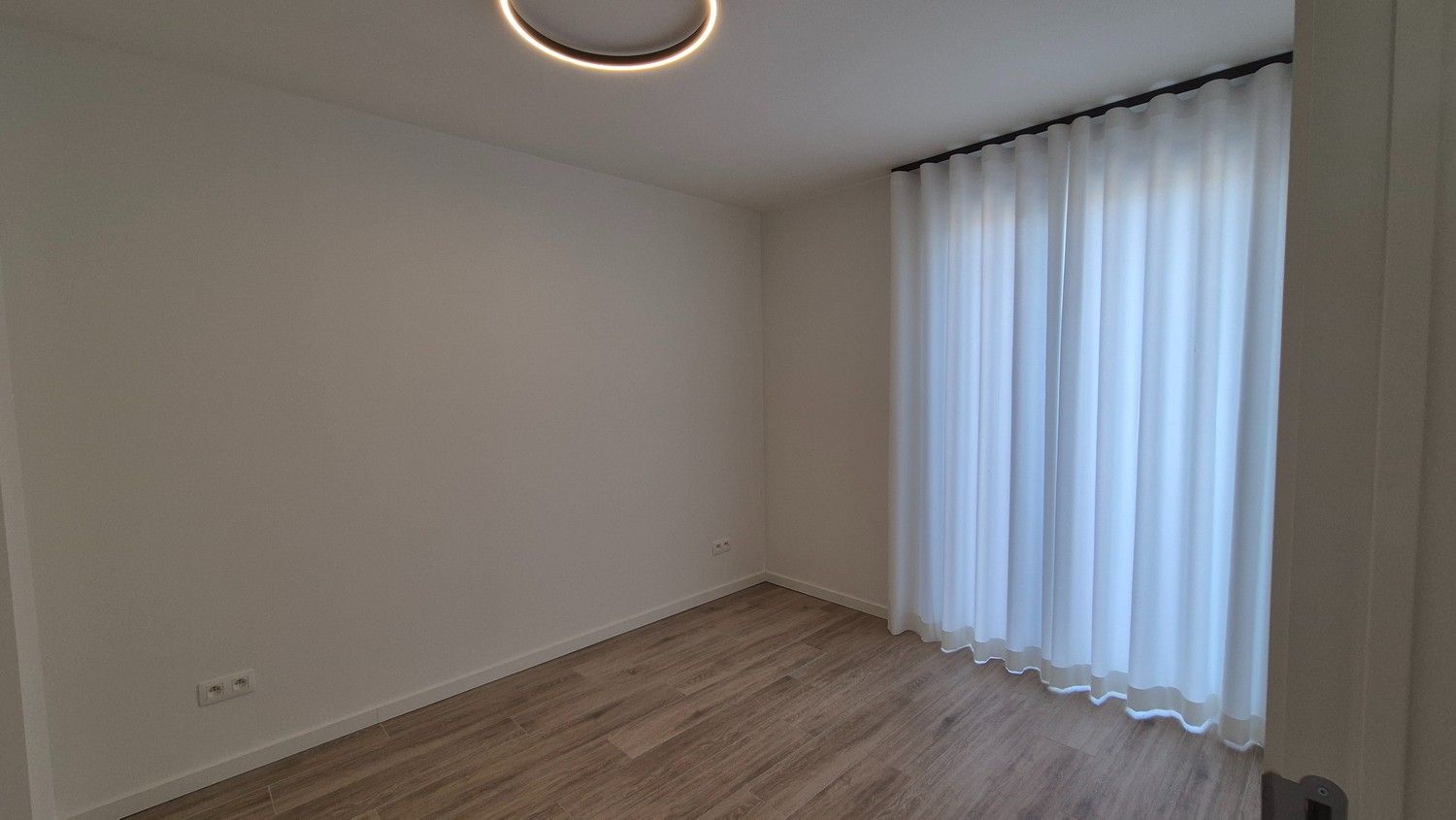 Stijlvol gelijkvloers nieuwbouwappartement met 2 autostaanplaatsen en kelder foto 8