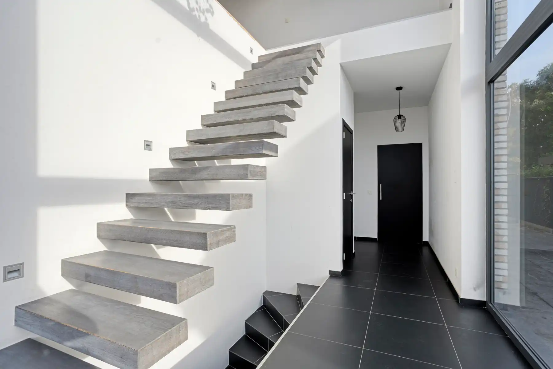 Lichtrijke driegevelwoning met 250 m² woonruimte foto 2