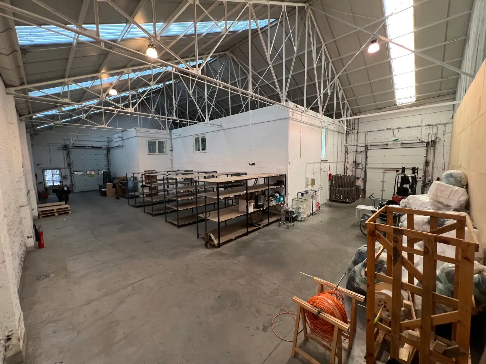 Opslagloods met kantoorfunctie op TOP - locatie te 1500 Halle. foto 5