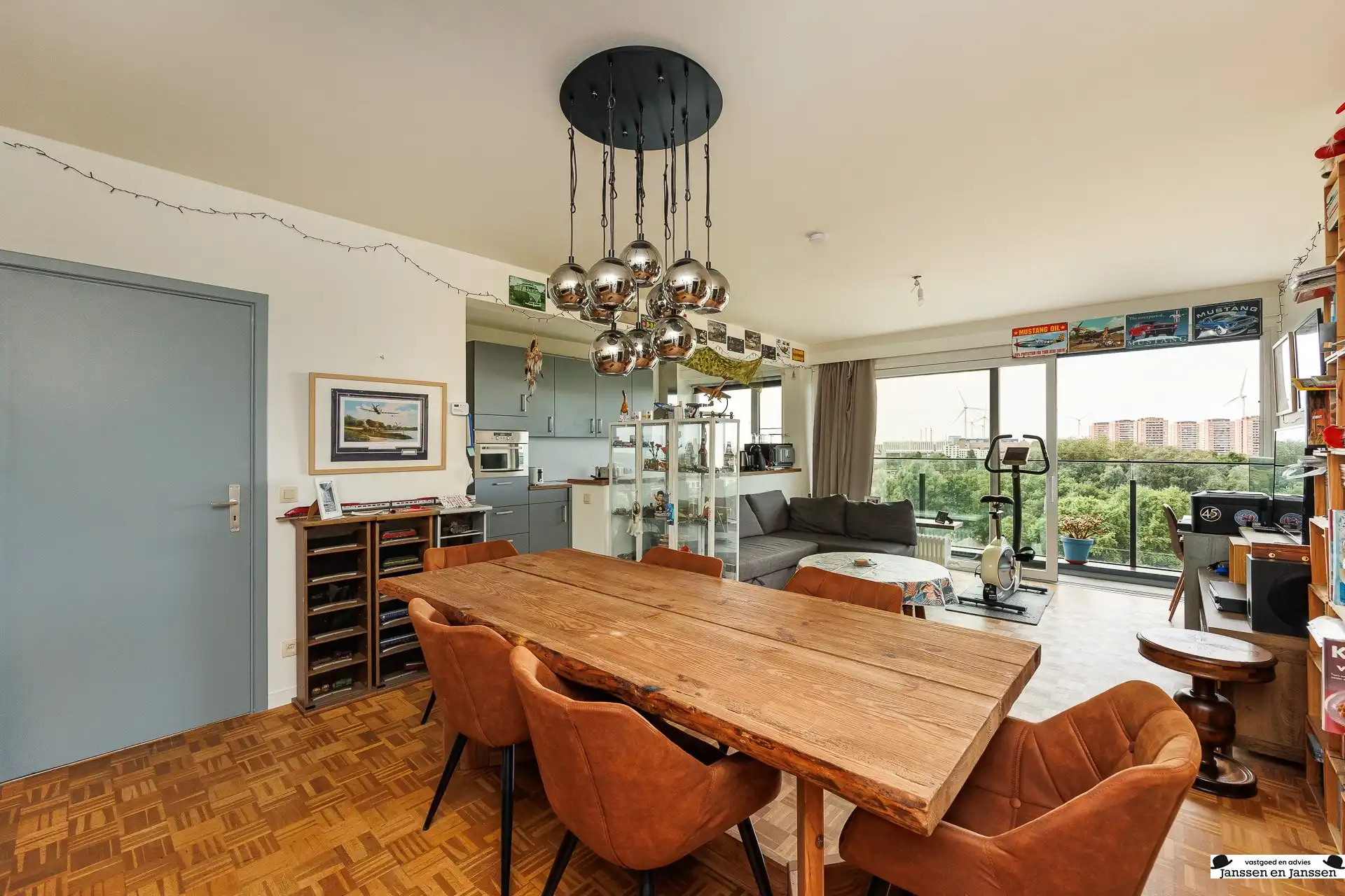 Bemeubeld 2-slaapkamerappartement met prachtig uitzicht! foto {{pictureIndex}}