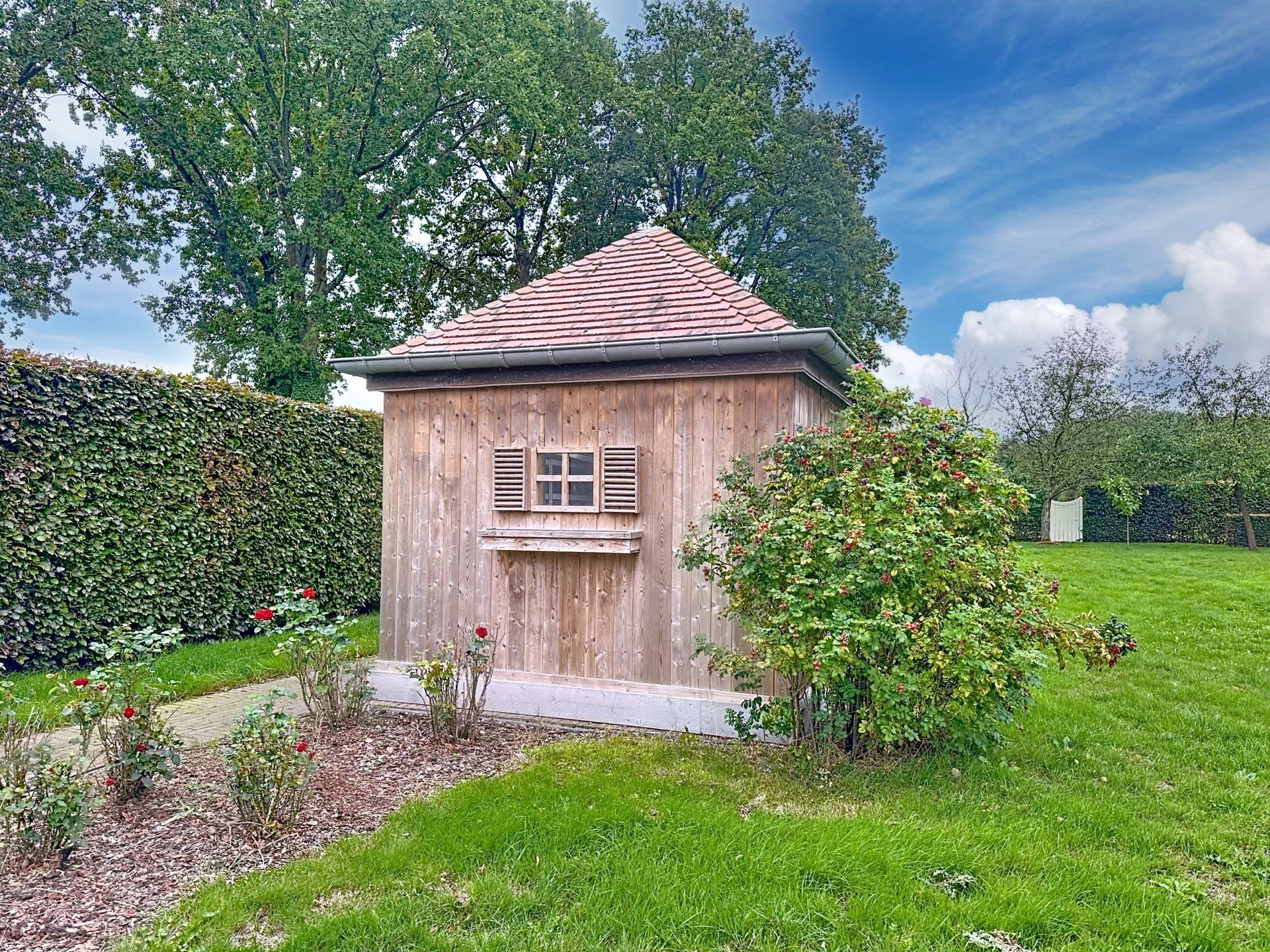 Prachtige landelijke gelegen vrijstaande woning uit 2001, gelegen op een perceel van 16a 43ca. Deze woning biedt comfort, ruimte en privacy met hoogwaardige afwerking en moderne gemakken. foto 61