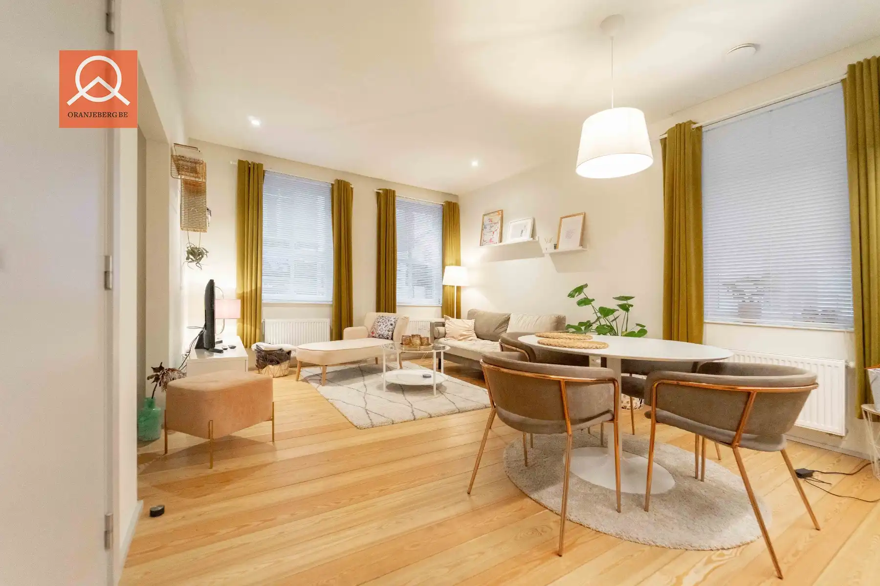 Prachtig gerenoveerd 2 slaapkamerappartement vlakbij de Vrijdagmarkt foto {{pictureIndex}}