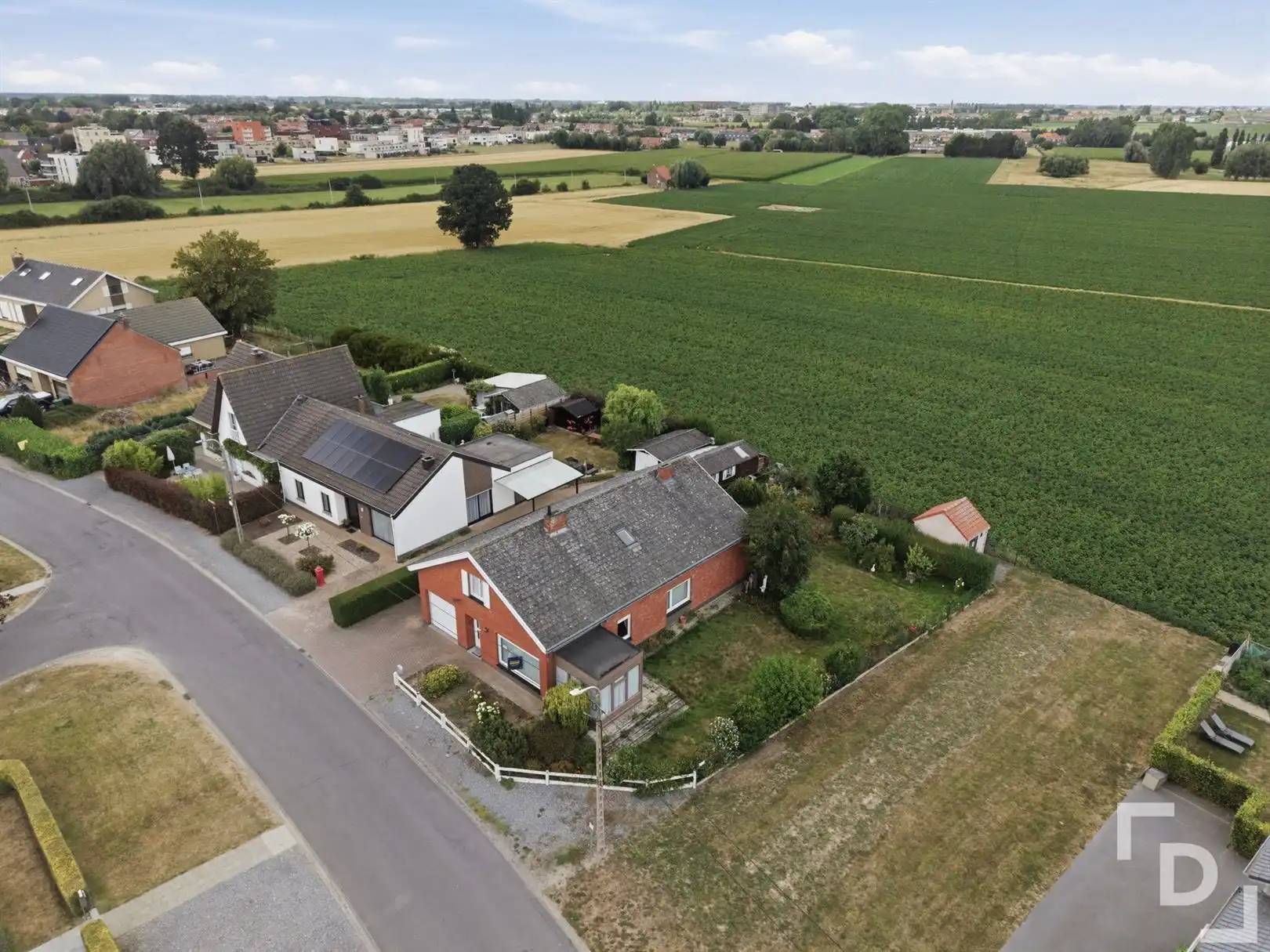 Losstaande woning met landelijke verzichten te koop in Ieper. foto 30