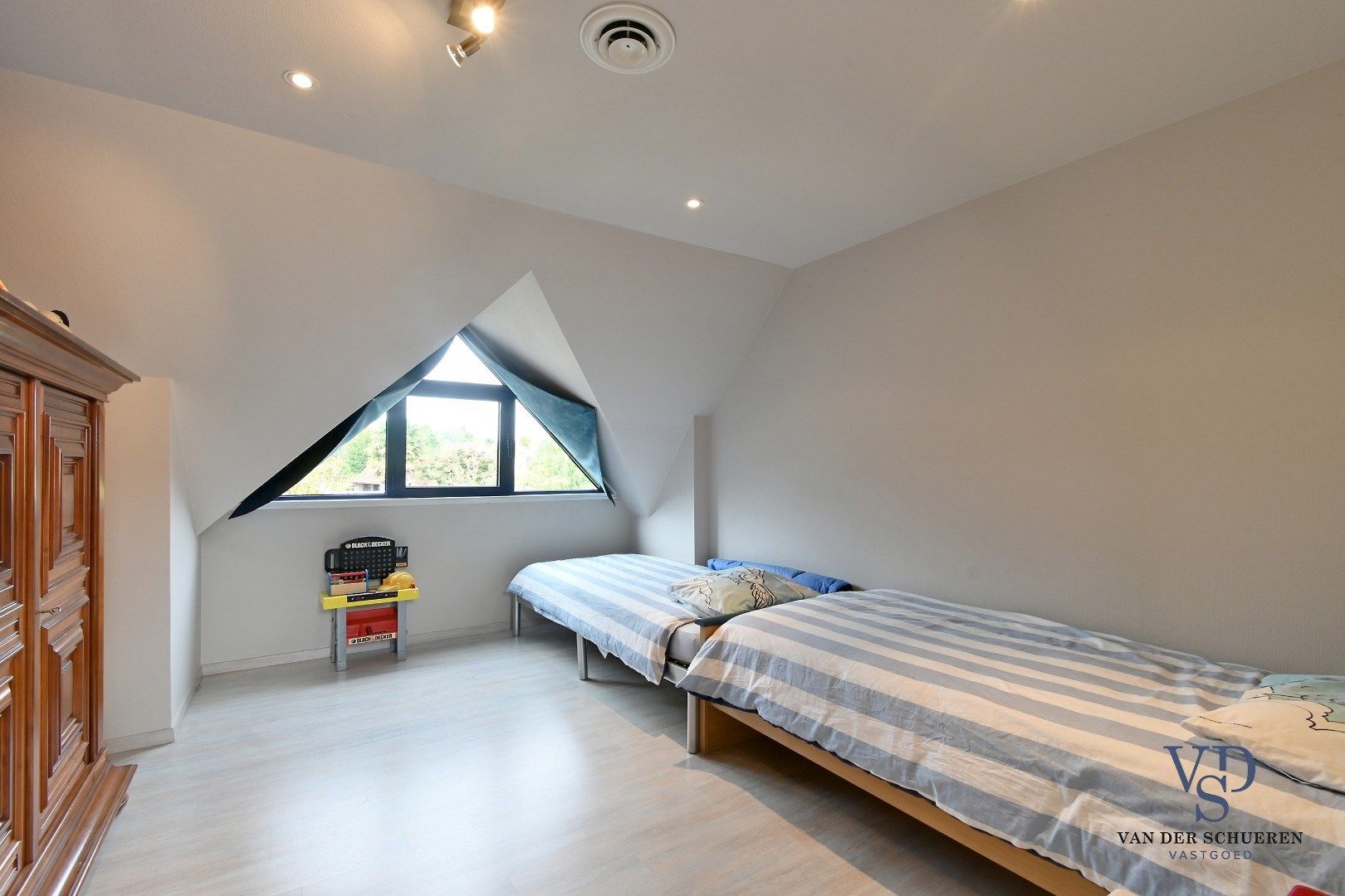Ruim handelspand met penthouse in villastijl foto 33