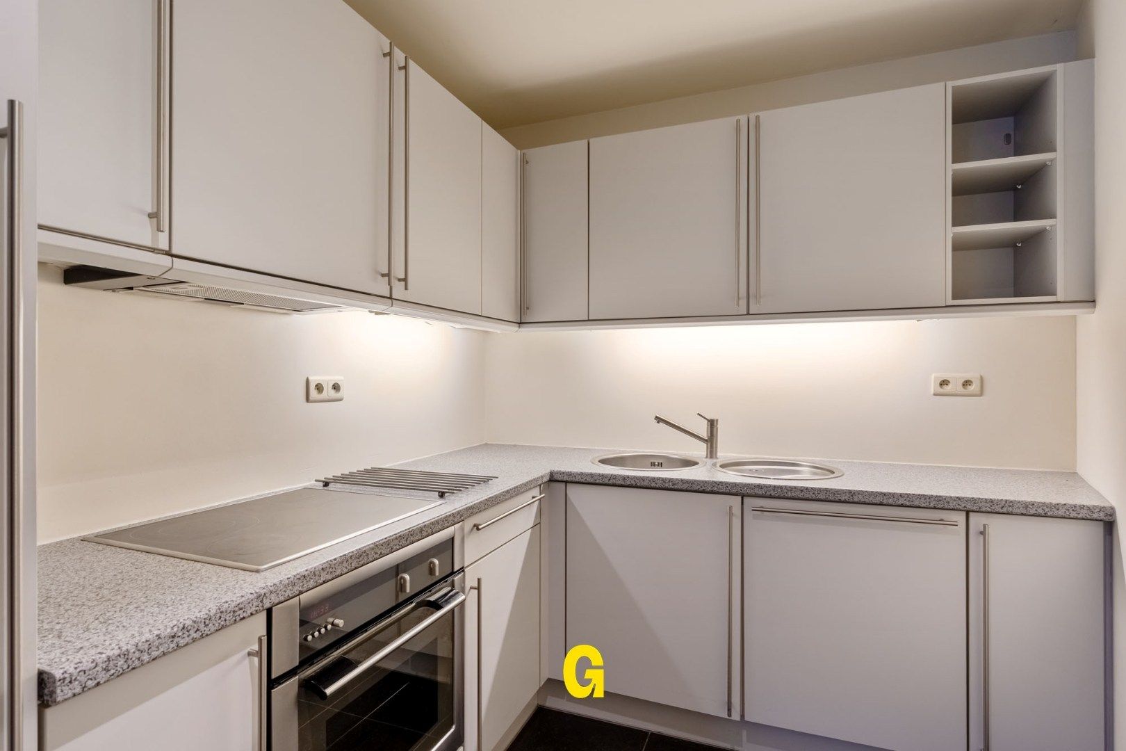 Degelijke instapklare rijwoning met drie slaapkamers, inpandige garage en tuin met terras vlakbij het centrum van Bilzen foto 10