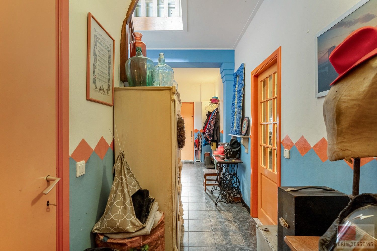 Unieke gesloten bebouwing met veel potentieel, deze ruime woning biedt een indrukwekkende woonoppervlakte van 306 m² foto 3