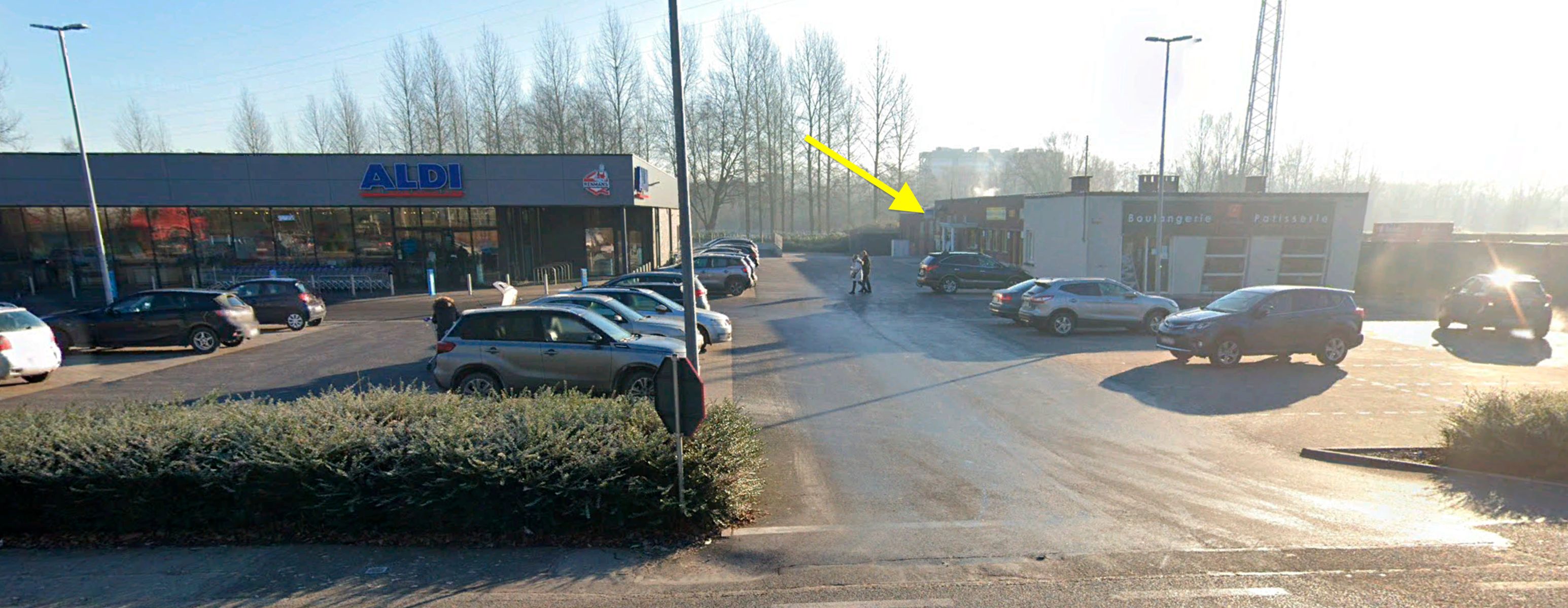 Opslagplaats / winkel te huur le Lessen. (parking Aldi) foto {{pictureIndex}}