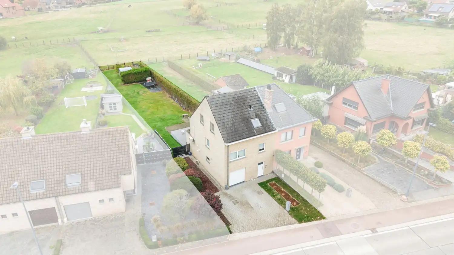 Prachtige 3-gevelwoning met studio, grote tuin en vrij uitzicht foto 2