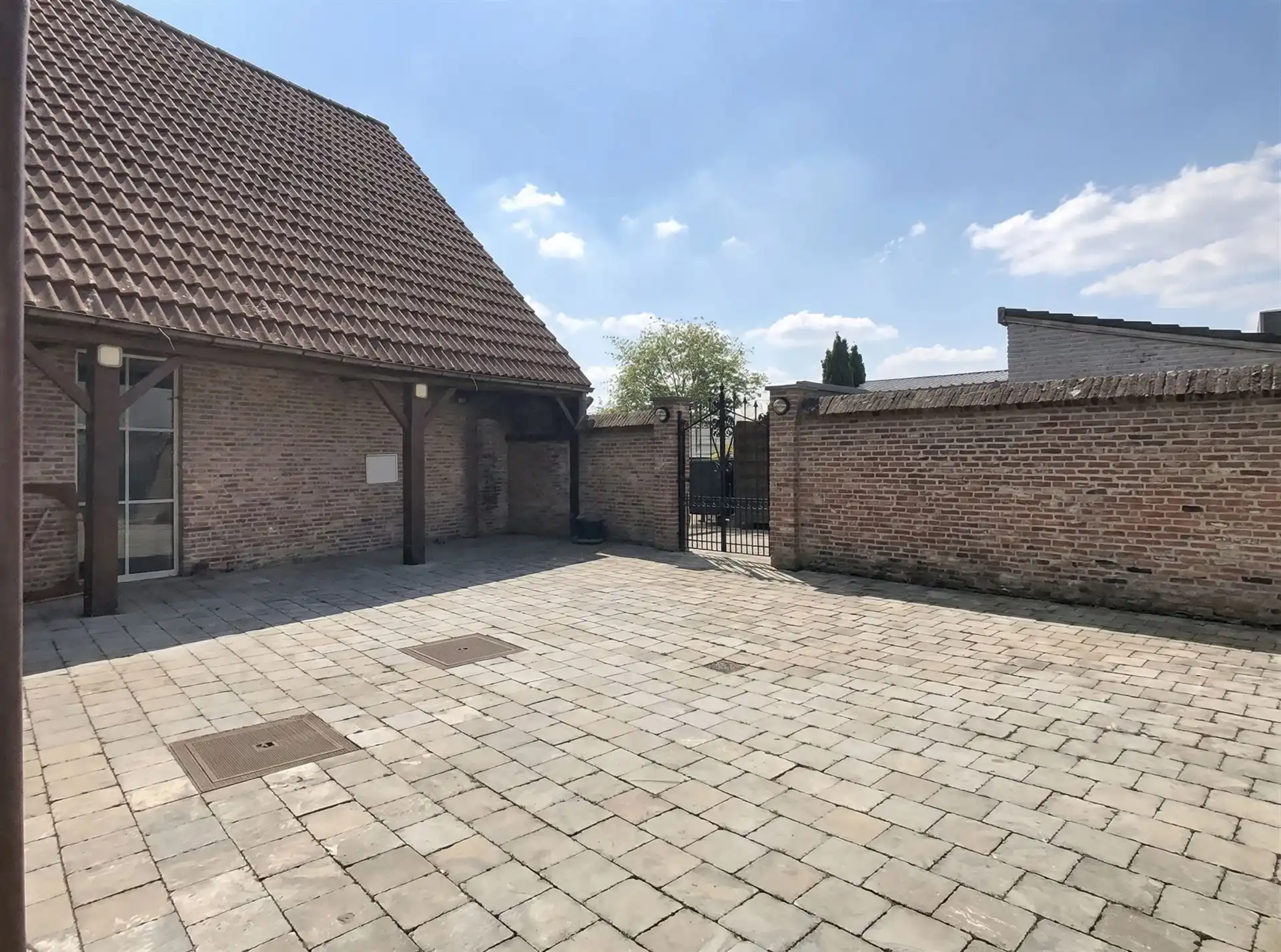 Handelspand met appartement, feestzaal en tuin foto 11