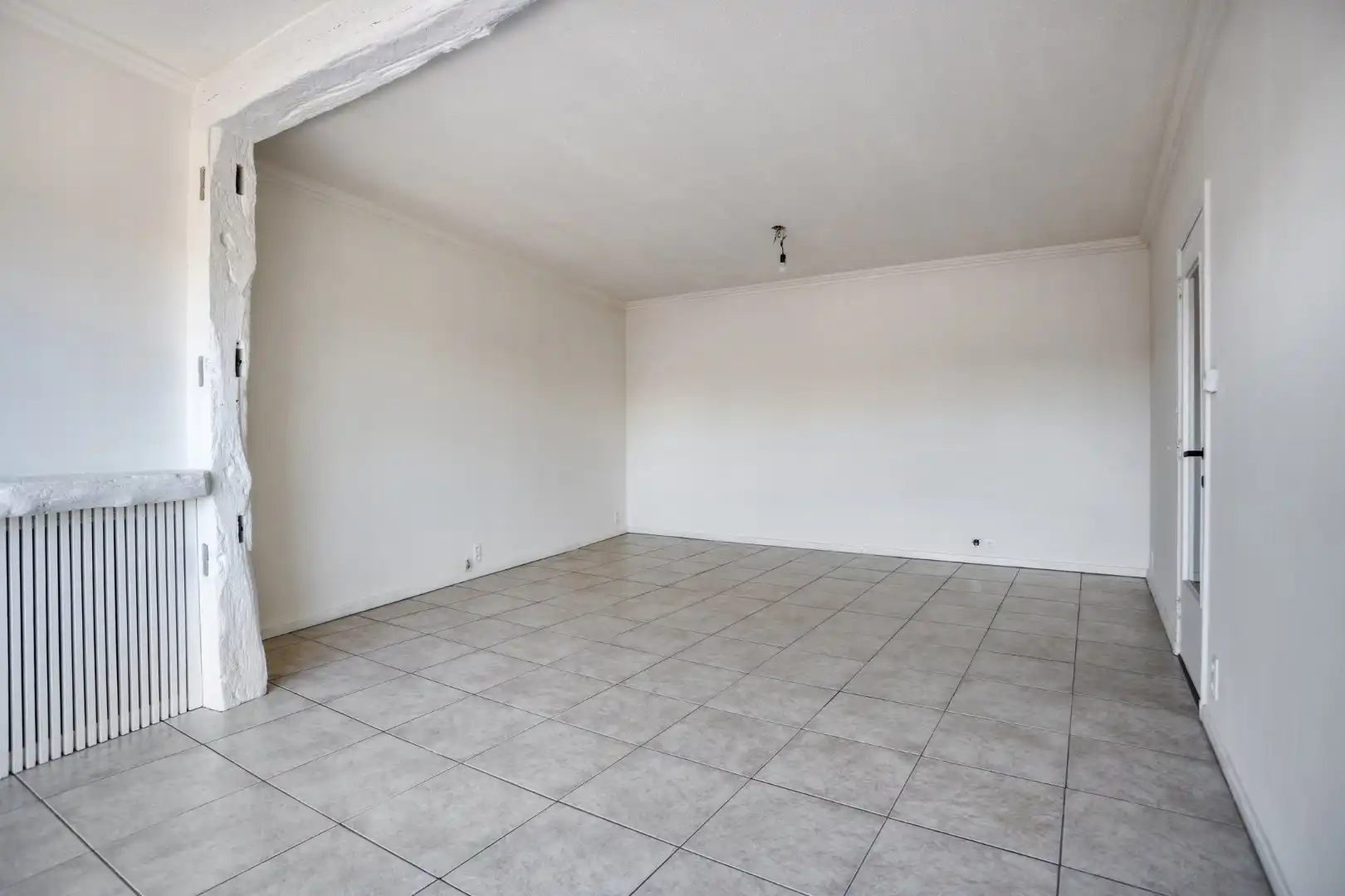 Ruim appartement met bovenliggende studio en garage foto 4