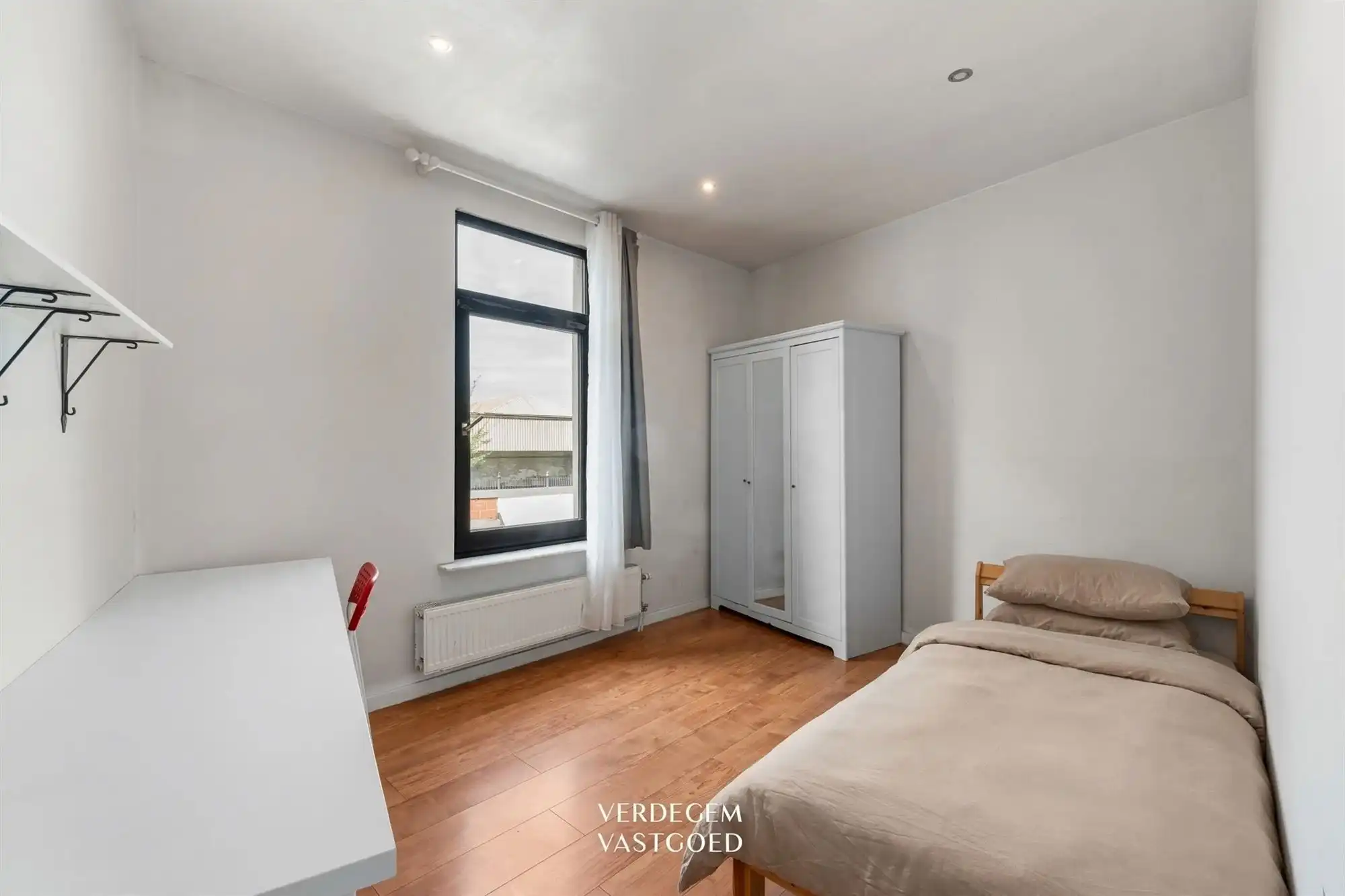 Instapklare woning met grote leefruimte en vier slaapkamers foto 9