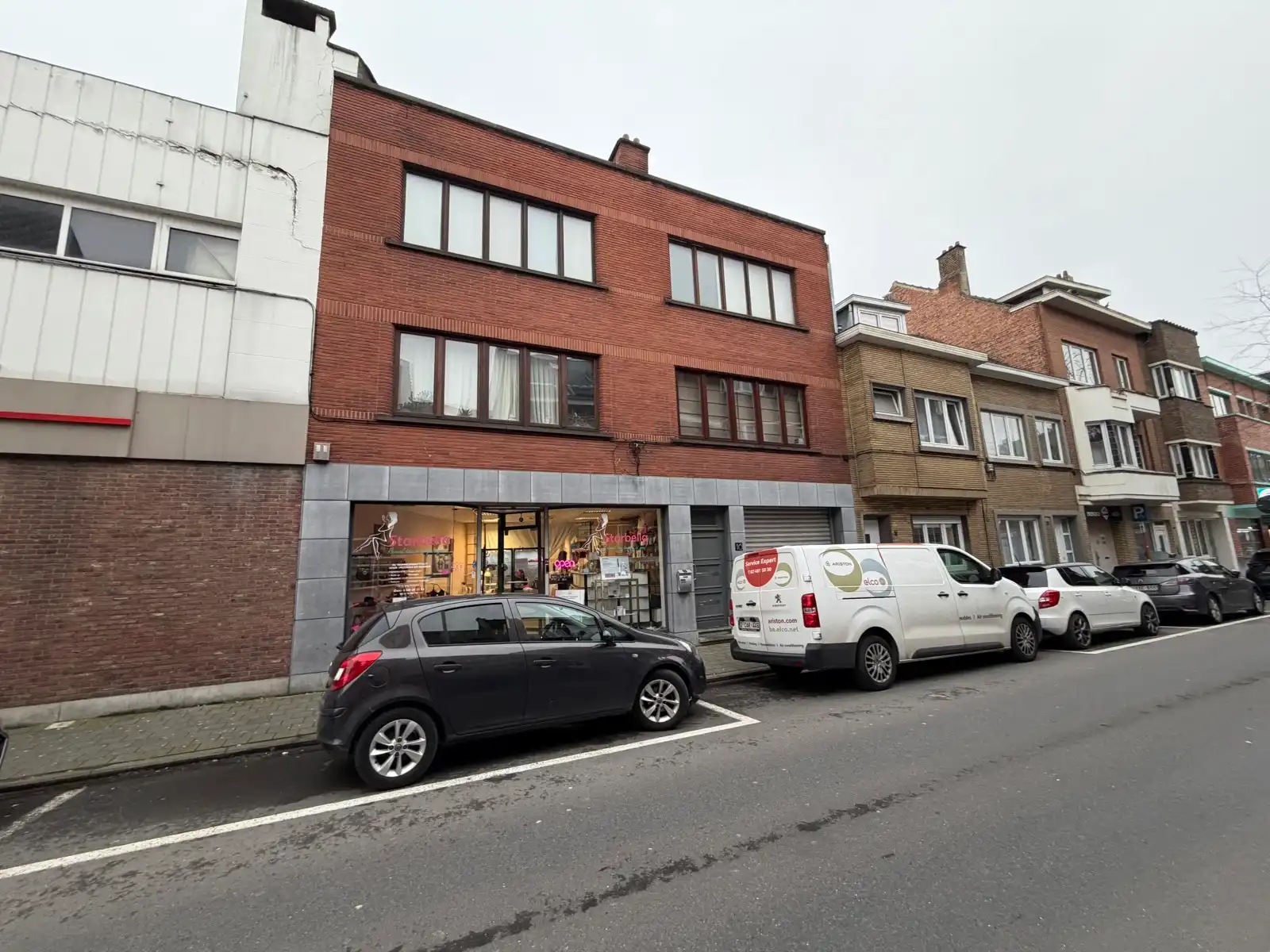 Goed gelegen handelsgelijkvloers + opslagruimte in centrum. foto {{pictureIndex}}