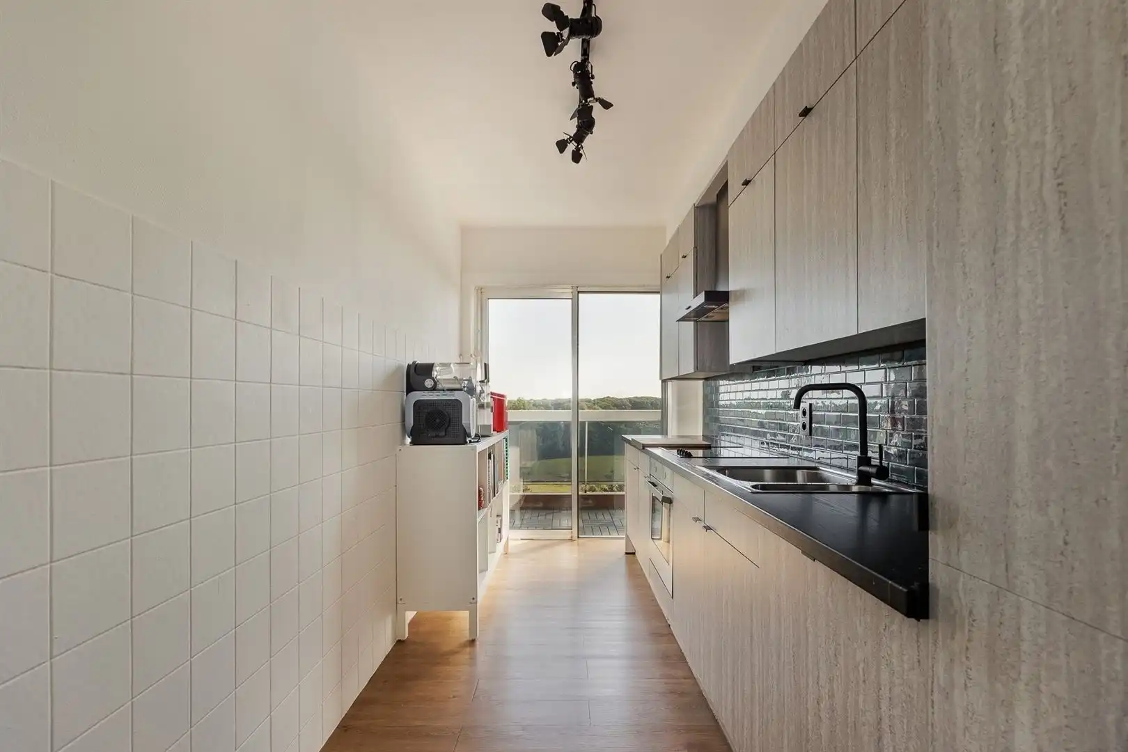 Lichtrijk appartement met panoramisch uitzicht en autostaanplaats foto 6
