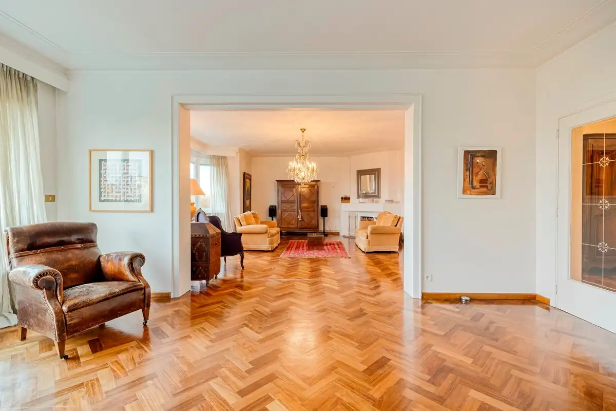 Statig en genereus mid-century appartement aan het Zuidpark met drie slaapkamers, overdekt terras en optionele grote autostandplaats. foto 2