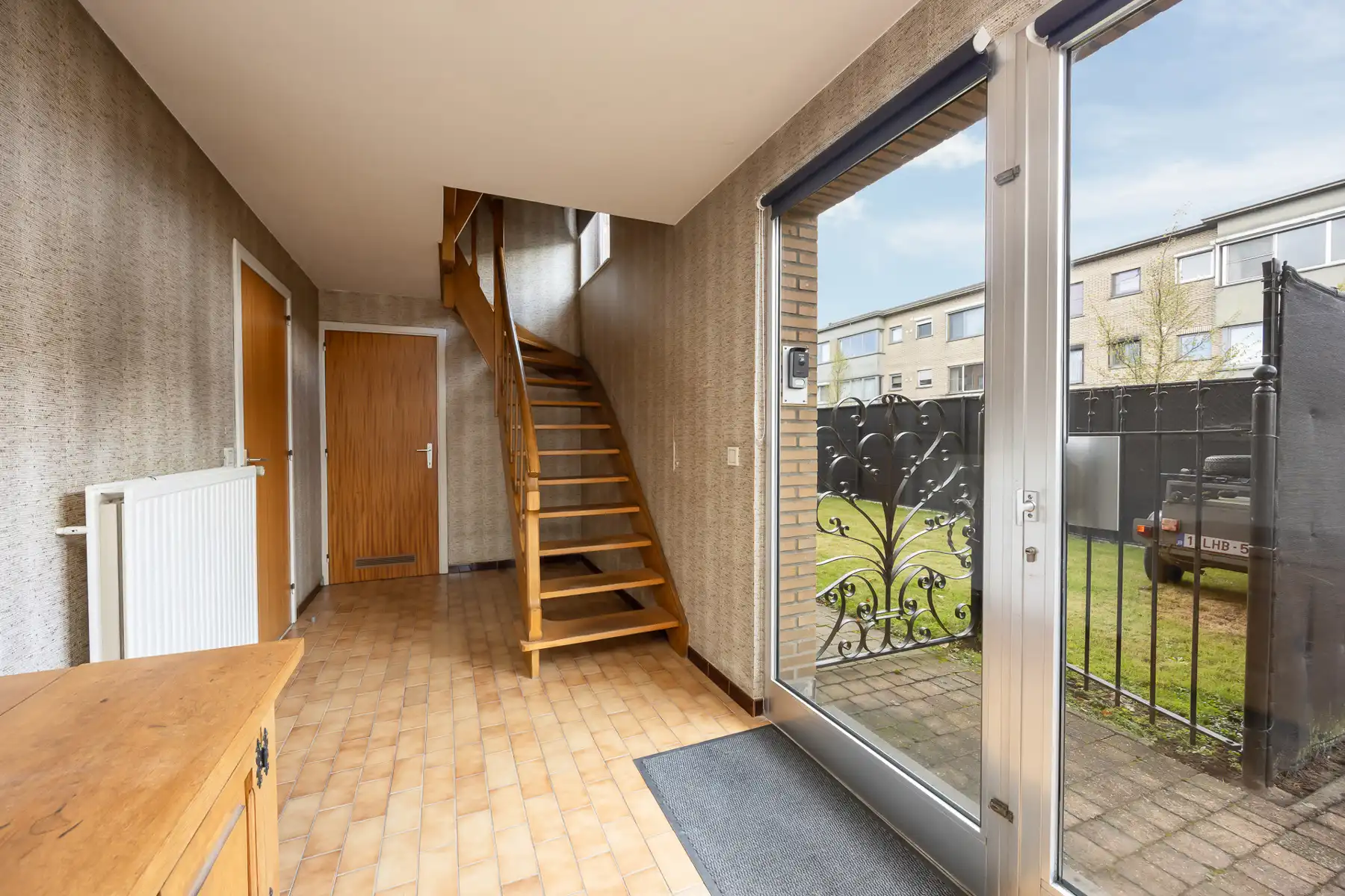 Gezellige halfopen bel-étage met oprit en zonnige tuin in Hoevenen! foto 2