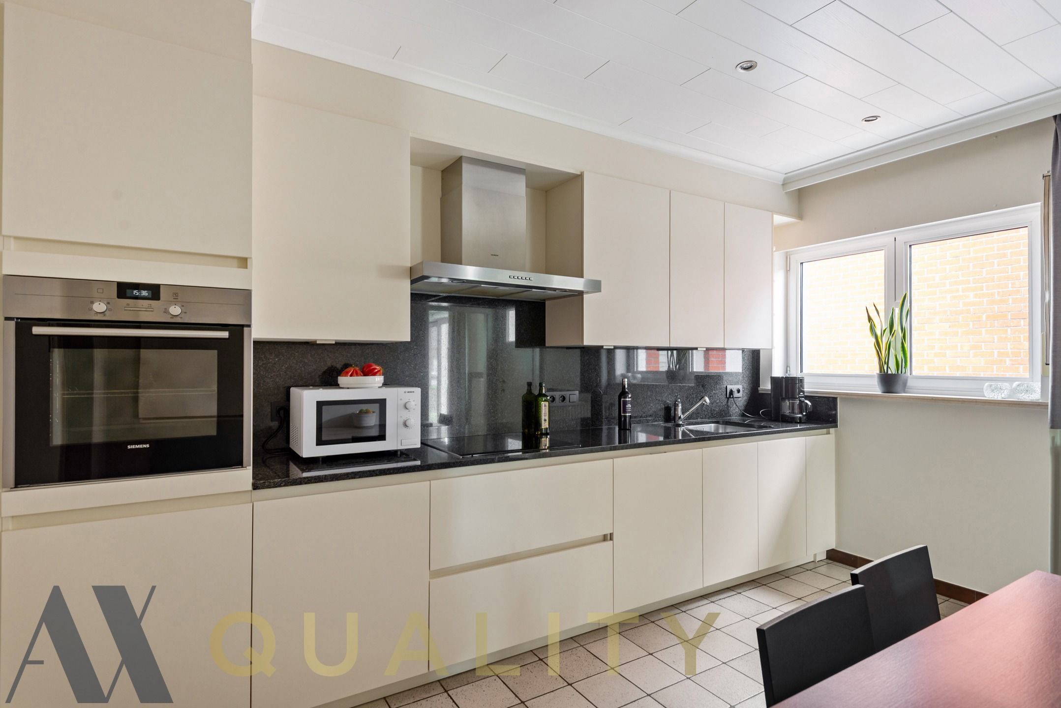 Instapklare villa/bungalow met aansluitend een kantoorruimte/handelsgelijkvloers op ruim perceel van +/- 30 are. Meerdere parkeerplaatsen foto 16